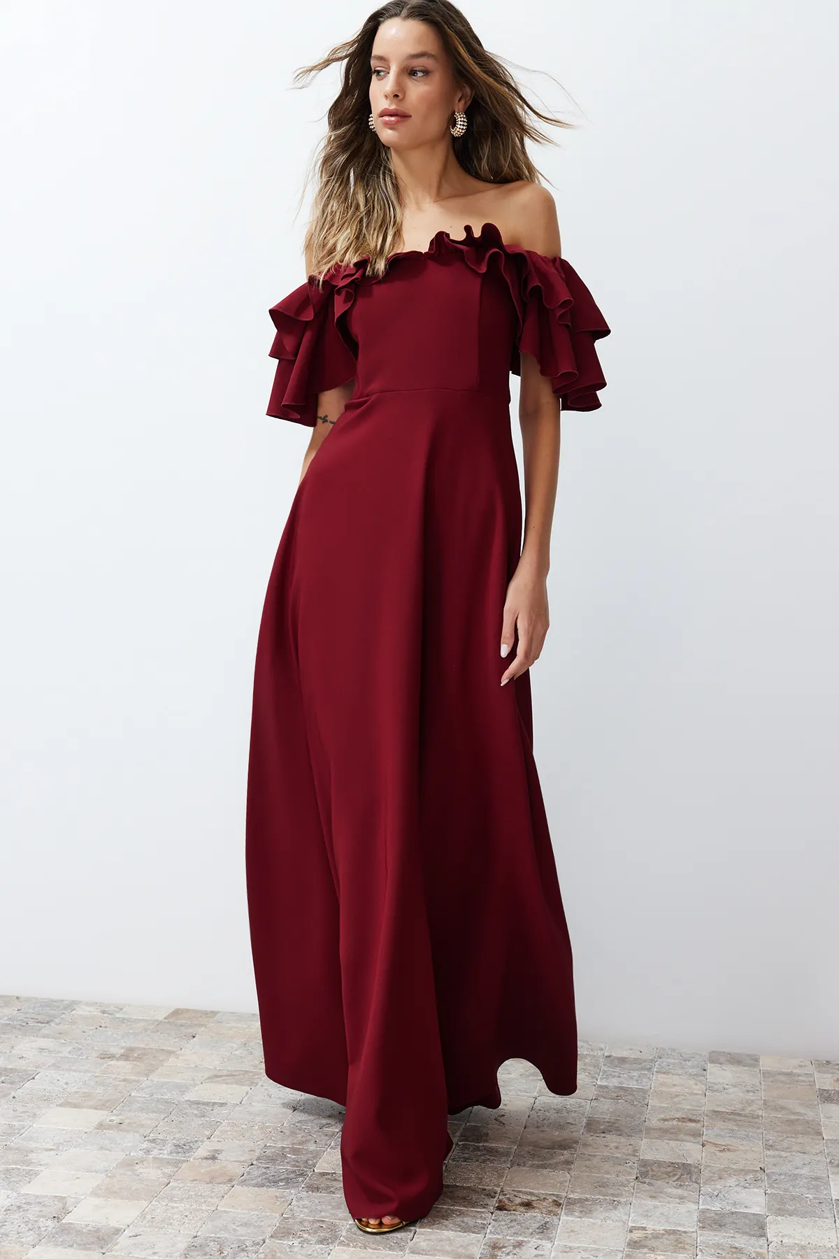 Trendyol Collection  Langes Abendkleid mit bordeauxroter Taillenöffnung/Skater-Webvolants TPRSS24AE00054