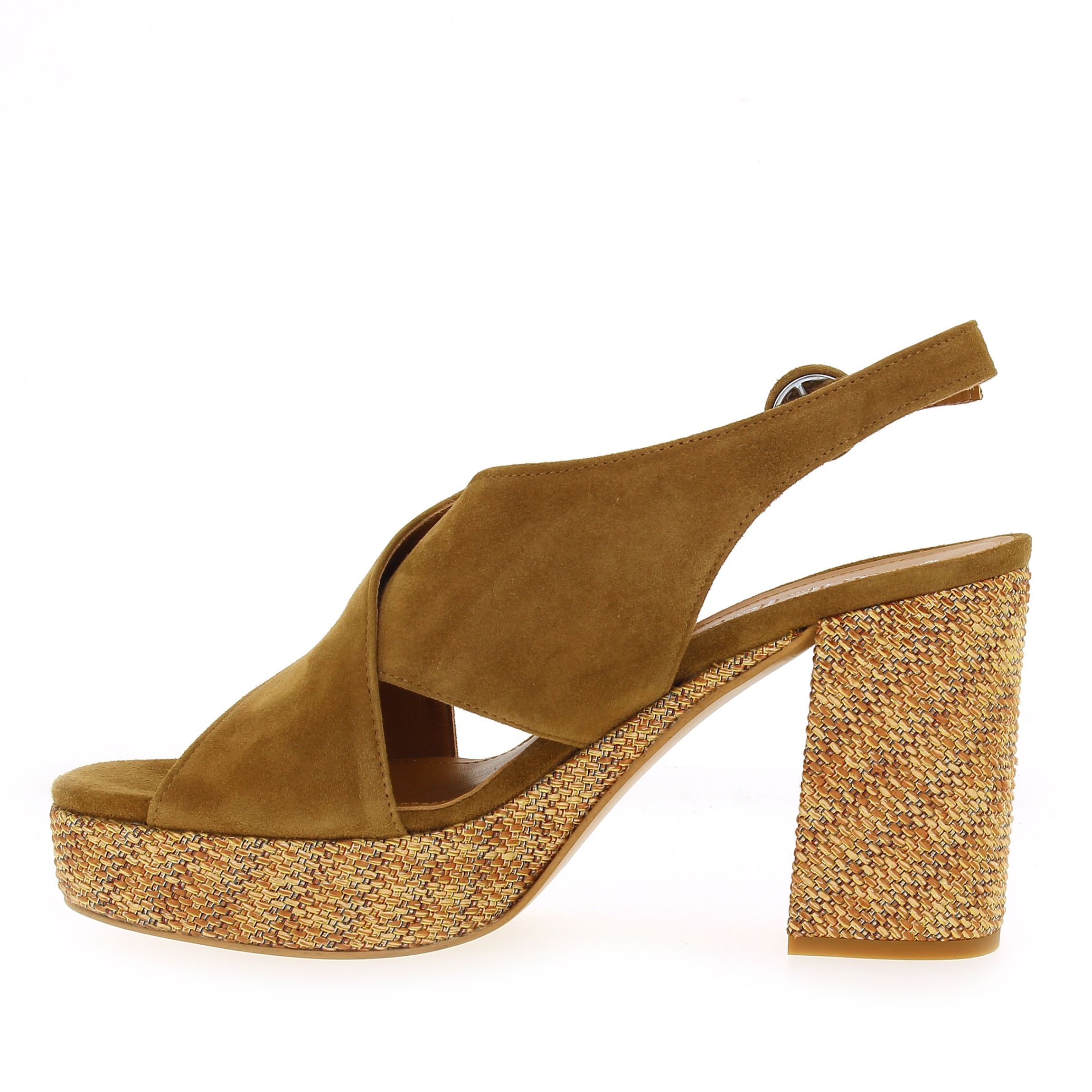 Julie Dee  BR 255 - Noisette