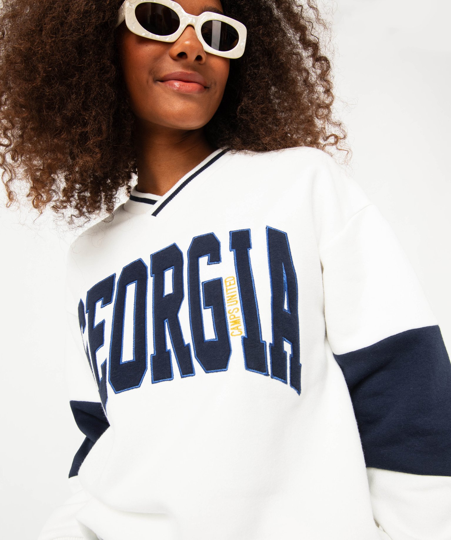Sweat oversize à col V avec inscription brodée femme - Cam... blanc | GEMO