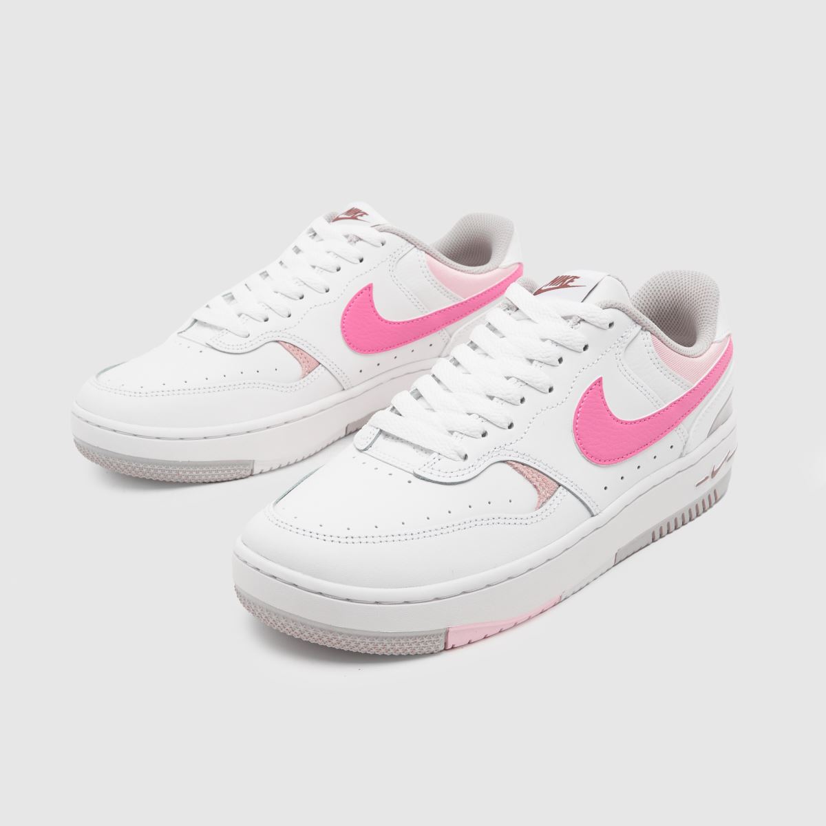 Nike Gamma Force – Vita och rosa träningsskor