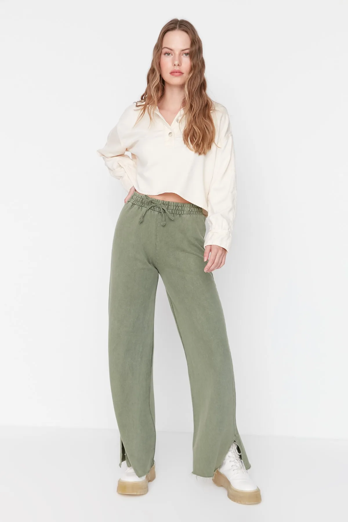 Trendyol Collection  Khakifarbener Antik-/verblasster Effekt, weites Bein/weites Bein, schmale Strick-Jogginghose mit normaler Taille TWOAW22EA0426