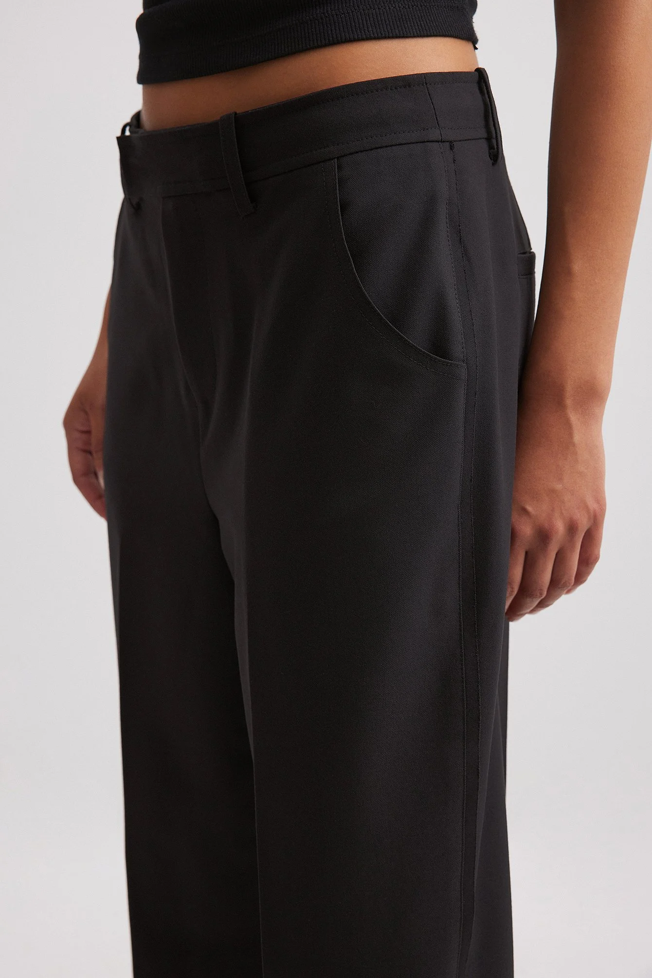 Hose mit rohem Seitendetail
