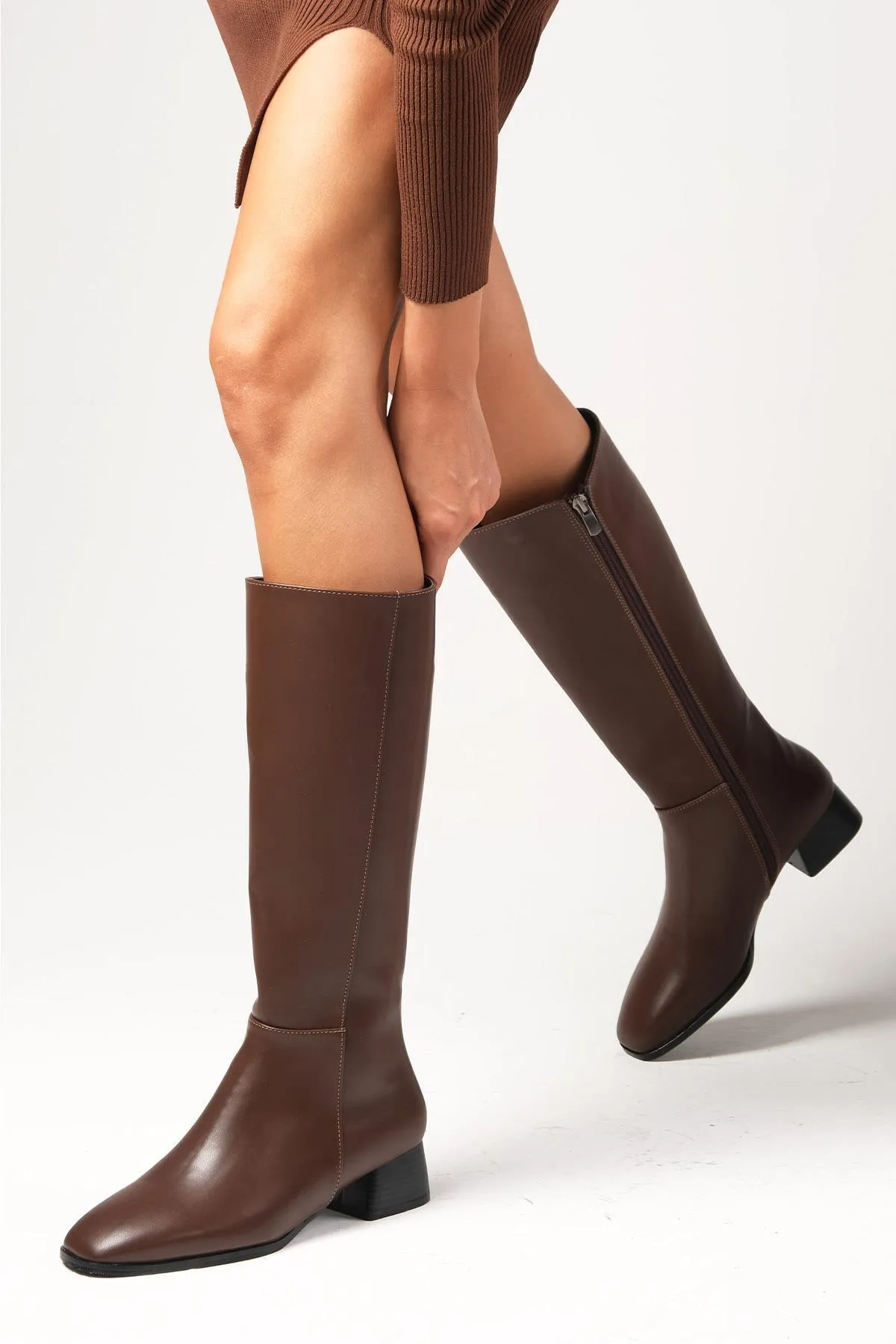 Mio Gusto  Braune Briony-Damenstiefel mit seitlichem Reißverschluss und dünnem Kunstpelzfutter und stumpfer Zehenpartie