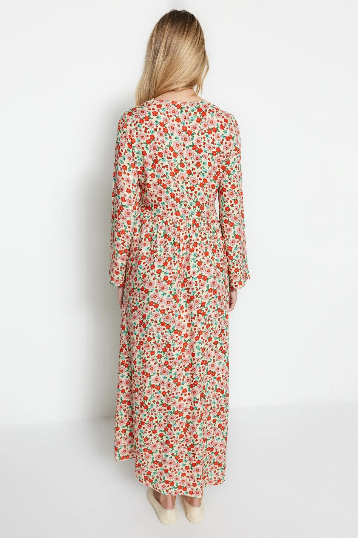 Trendyol Modest  Mehrfarbiges Kleid aus 100 % Viskosegewebe mit halber Knopfleiste und Blumendruck TCTSS23EB00298