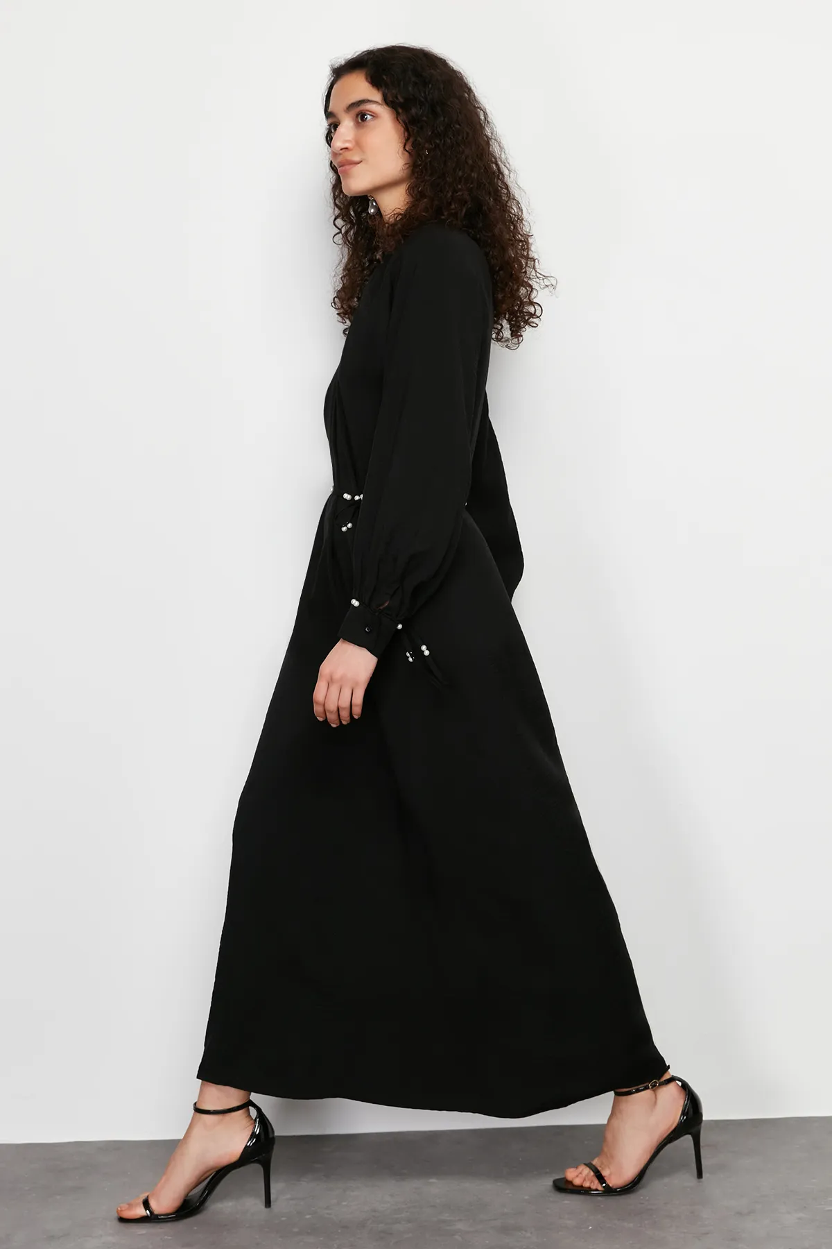 Trendyol Modest  Schwarzes, gewebtes Kleid mit Stehkragen und Perlengürtel TCTSS24EB00125