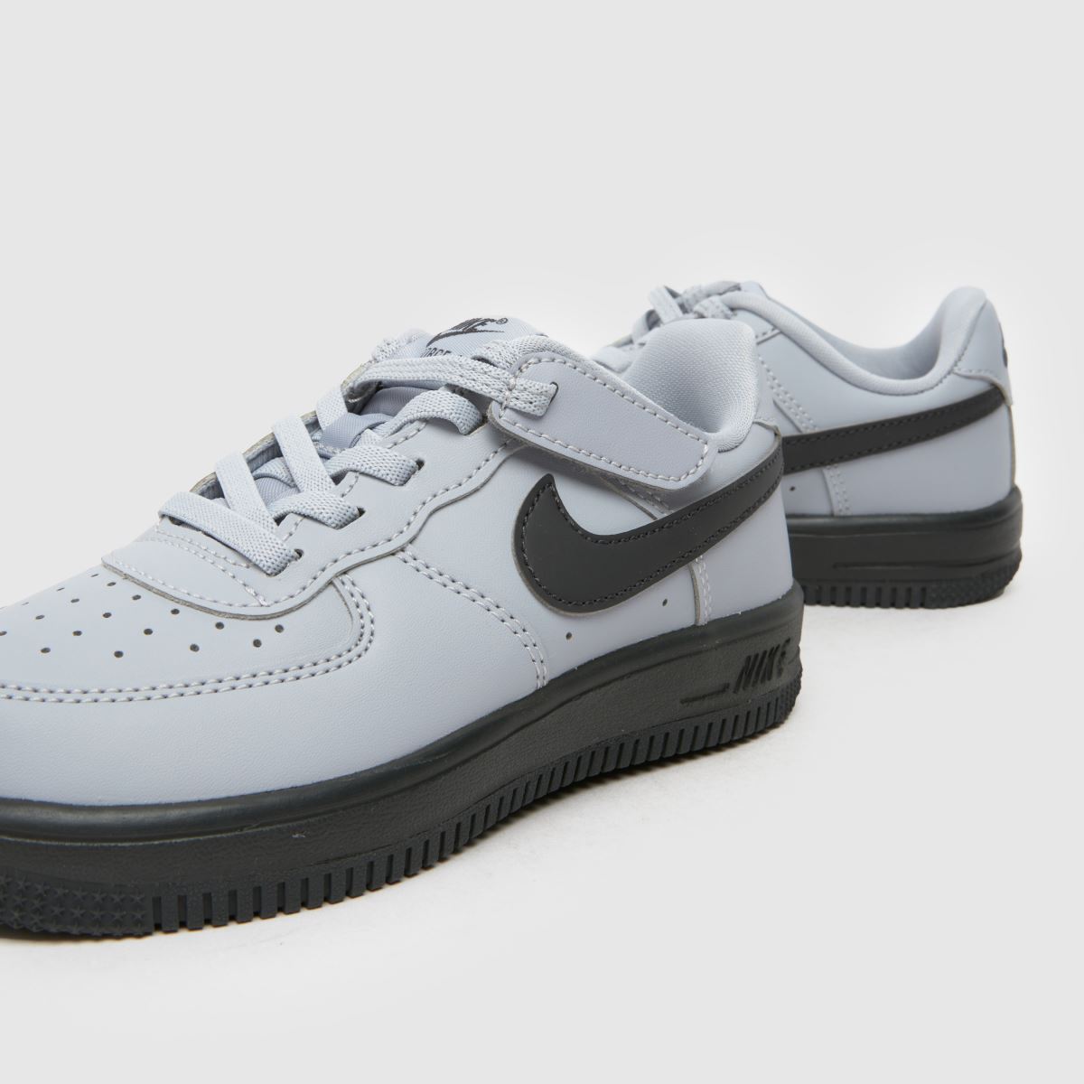 Nike grå Air Force 1 Low Easy on Pojkar Junior träningsskor