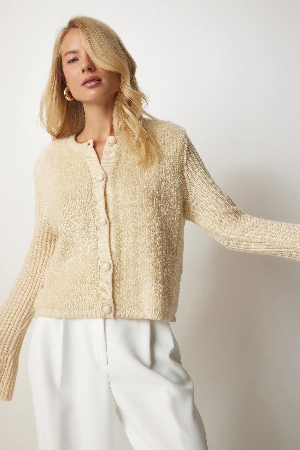 Happiness İstanbul  Cremefarbene Bouclé-Strickjacke mit Knöpfen für Damen YY00152