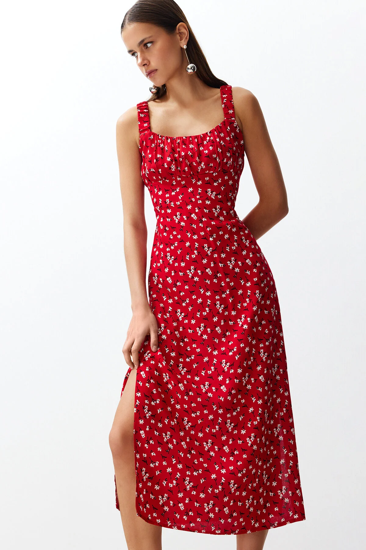 Trendyol Collection  Rotes Maxikleid aus 100 % Viskosegewebe mit Blumenmuster und Schlitzdetail, quadratischem Ausschnitt, TWOSS24EL00613