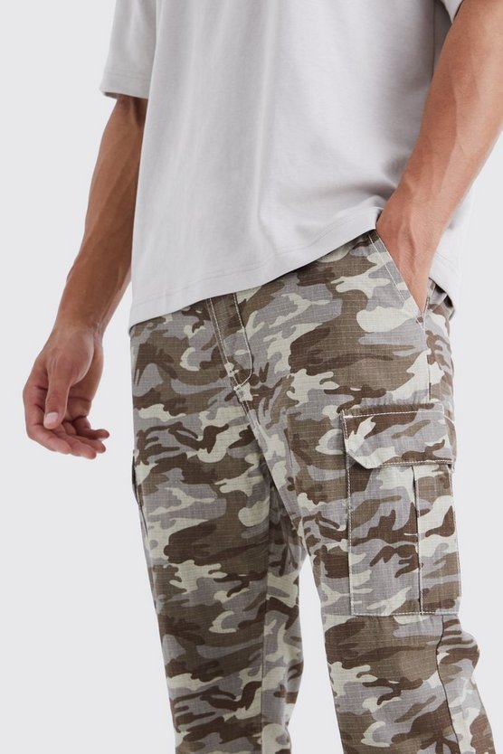 Tall Slim-Fit Camouflage Cargohose mit geteiltem Saum