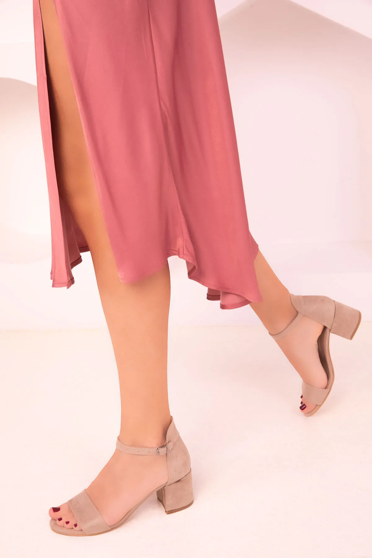 SOHO  Klassische Damenschuhe mit Absatz aus Wildleder in Nude 14529