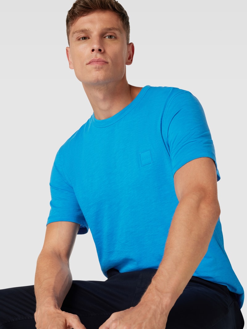 T-Shirt mit Label-Applikation in royalblau