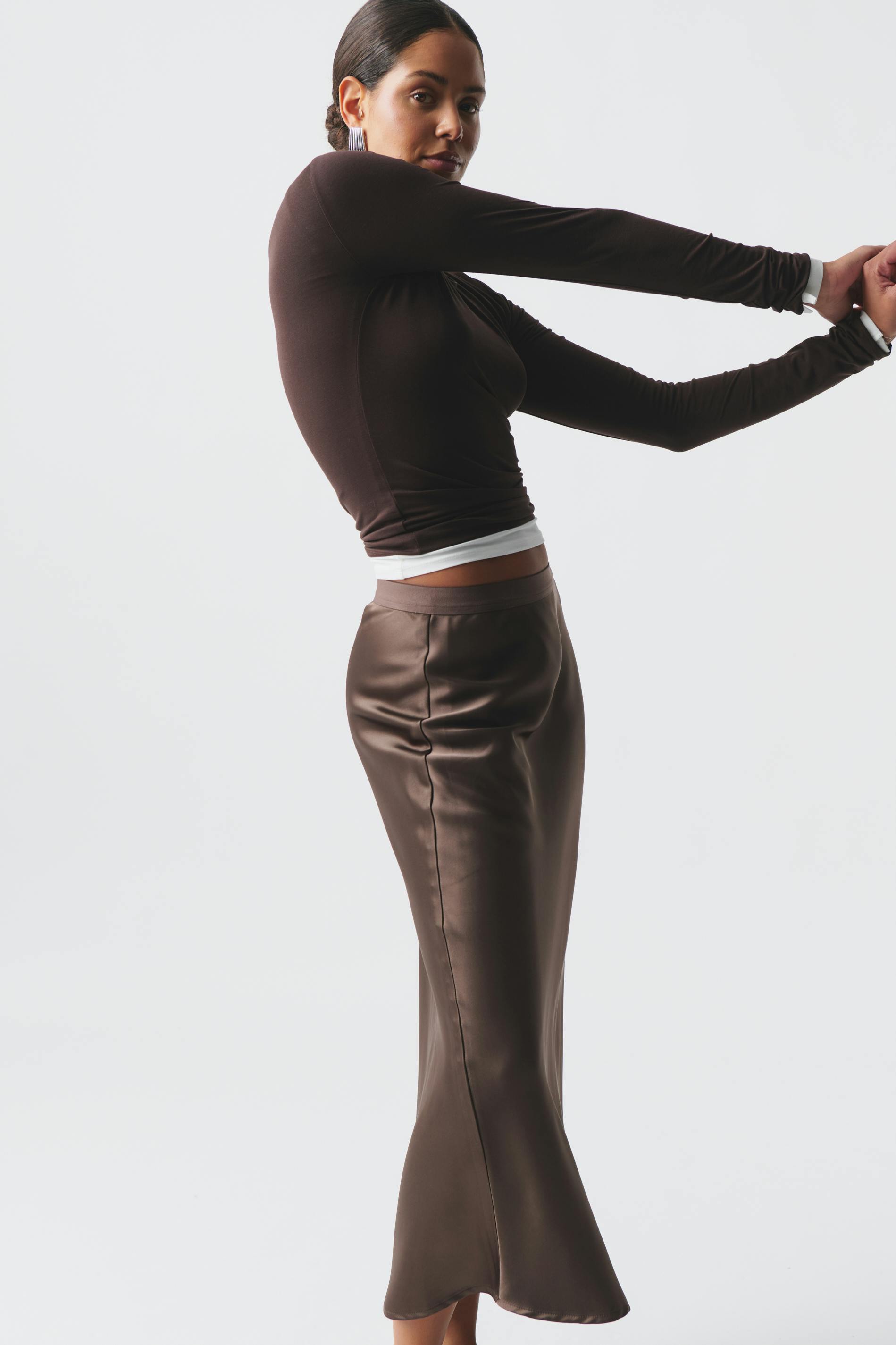 Elastic satin midi skirt