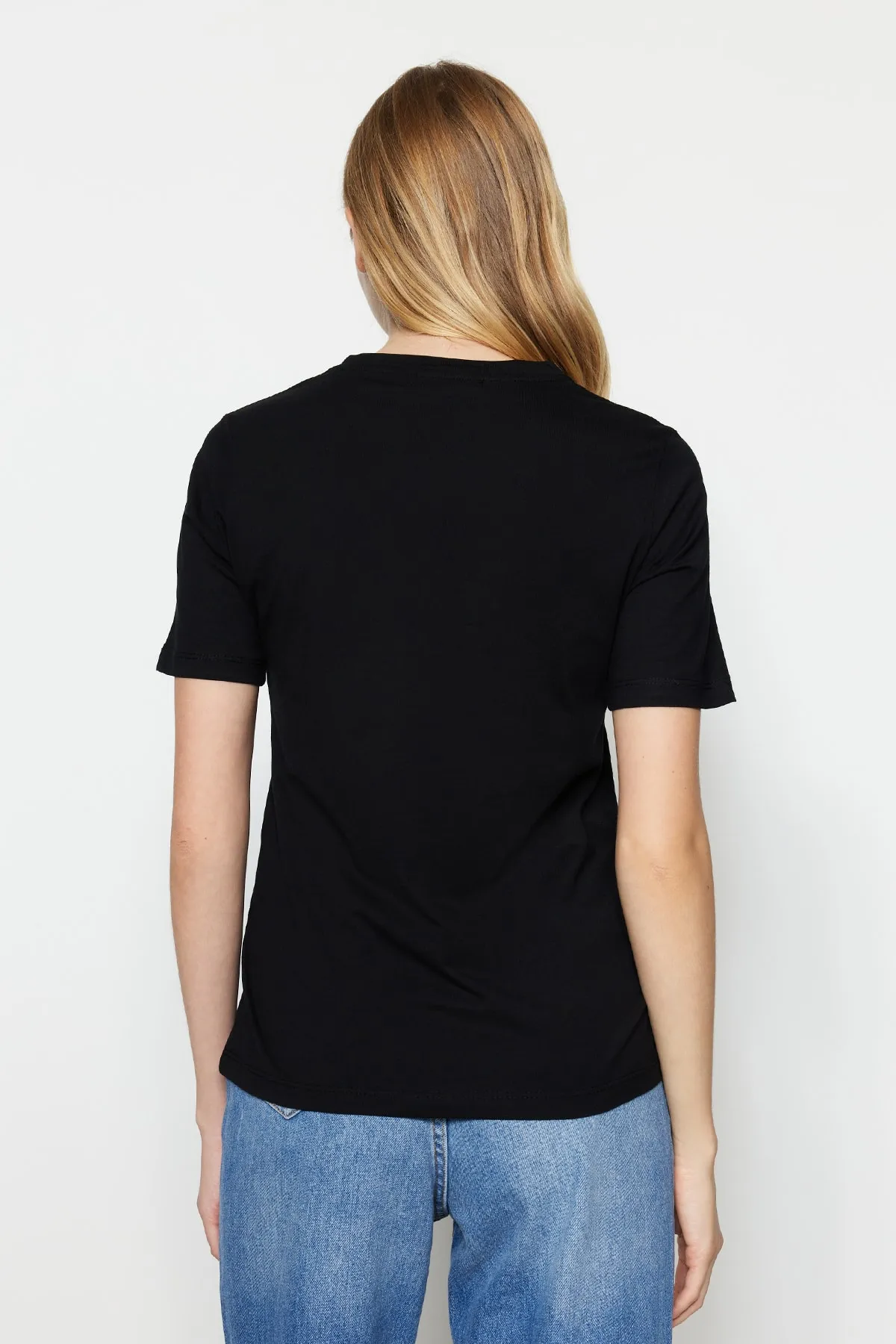 Trendyol Collection  Schwarzes Basic-Strick-T-Shirt mit Rundhalsausschnitt aus 100 % Baumwolle TWOSS23TS00000