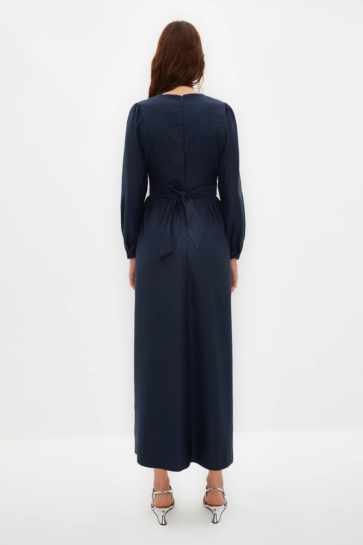 Trendyol Modest  Marineblaues, zweireihiges, selbstgemustertes Abendkleid TCTSS24DB00021