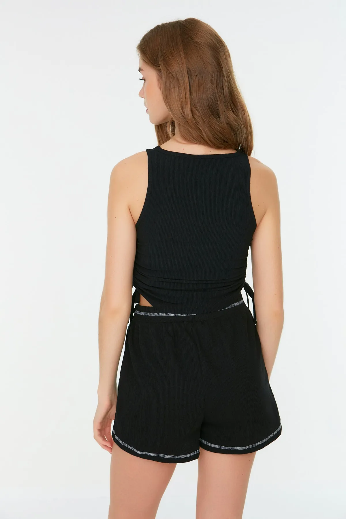Trendyol Collection  Schwarze, geraffte, kurz geschnittene Strickbluse aus faltigem Stoff THMSS22BZ1016
