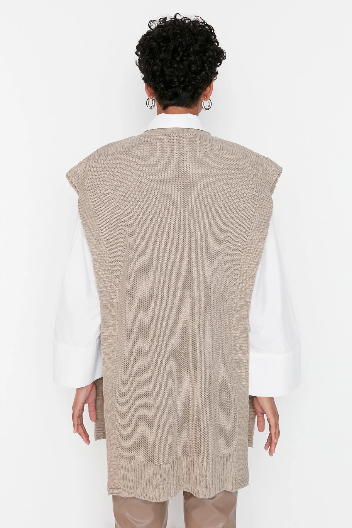 Trendyol Modest  Nerzfarbener Strickpullover mit seitlichem Schlitzdetail TCTAW23SV00010