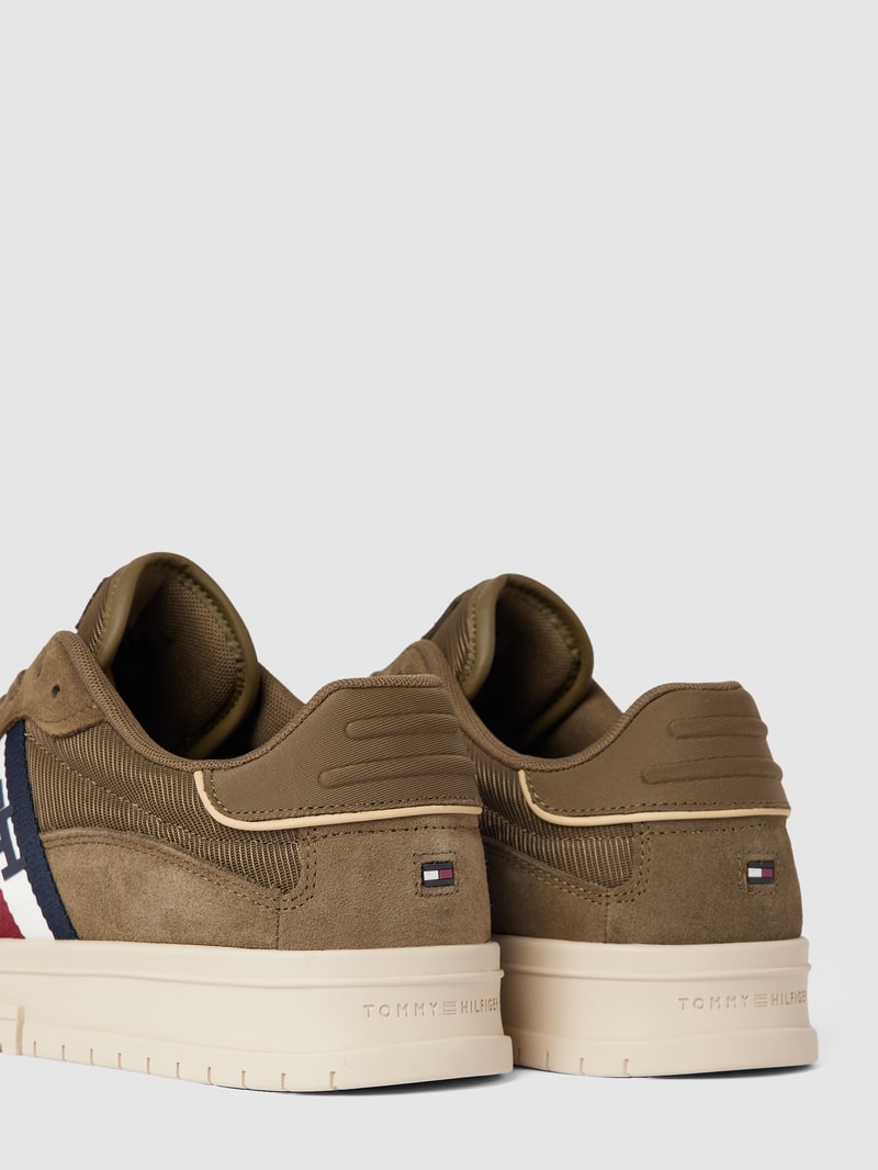 Sneaker mit Label-Stitching in olivgrün