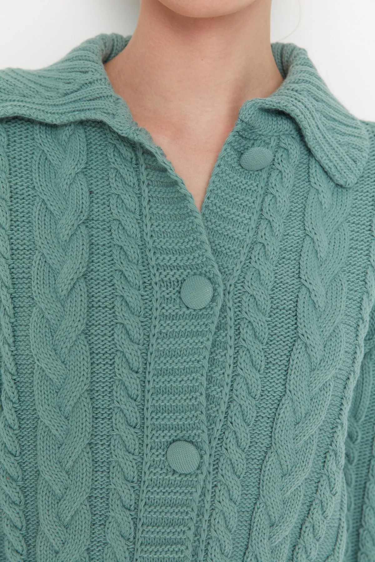 Trendyol Collection  Mintgrüner, kurz geschnittener Strick-Cardigan mit Polokragen und Knopfdetail