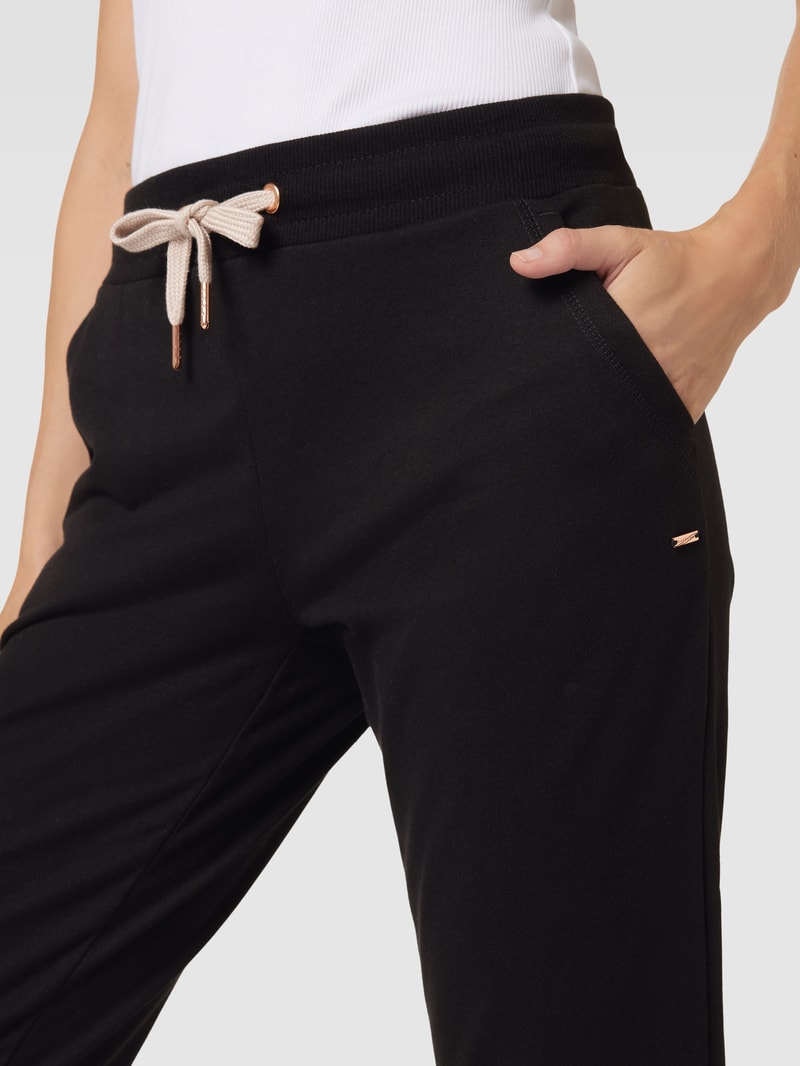 Sweatpants mit seitlichen Eingrifftaschen in schwarz