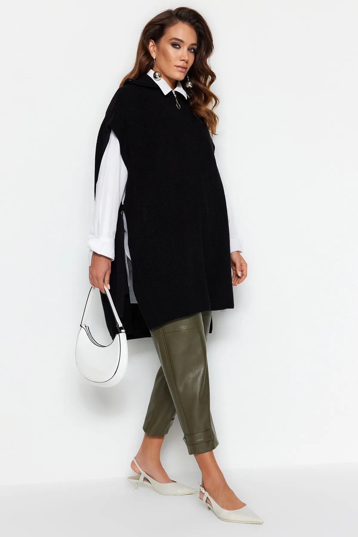Trendyol Modest  Schwarzer Strickpullover mit seitlichem Bindeband und Reißverschlusskragen, detaillierter Strickpullover TCTAW22UV0009