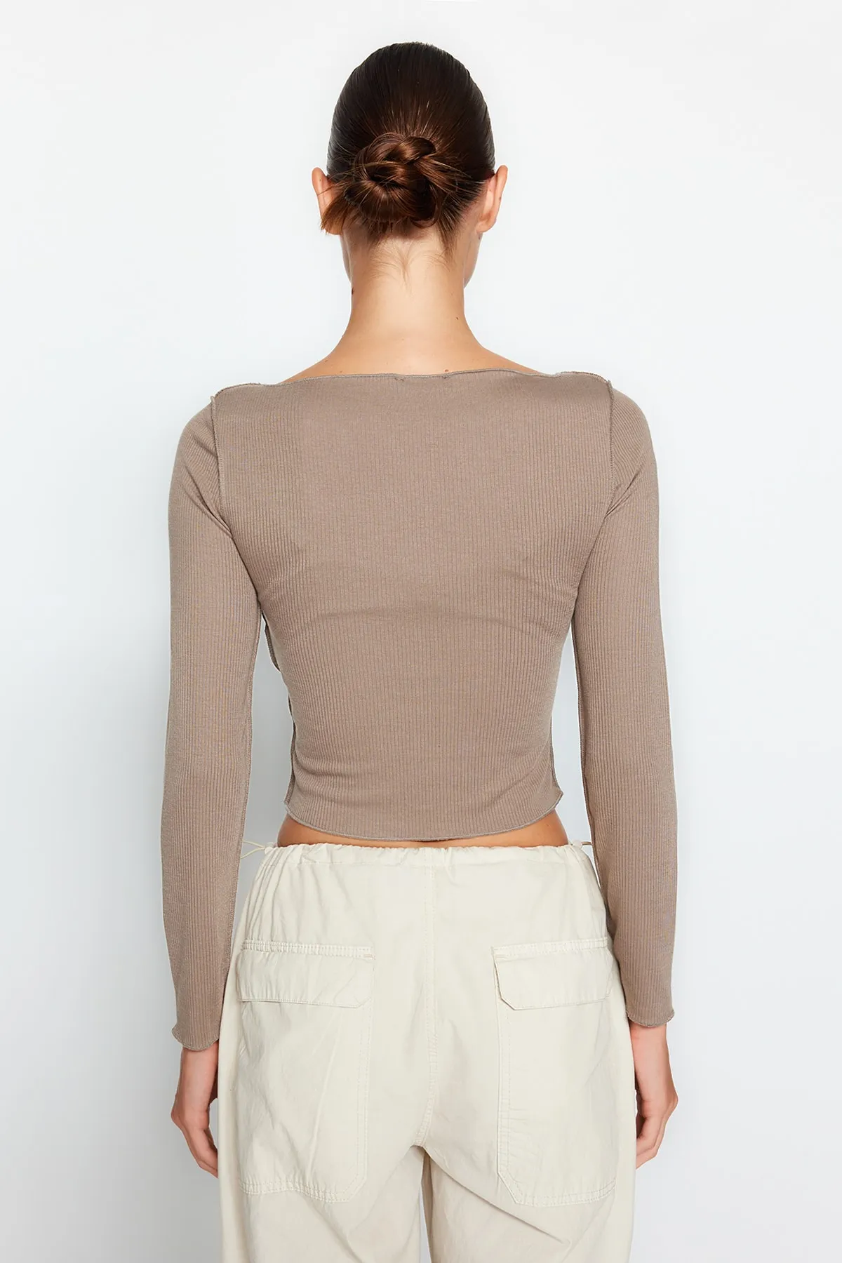 Trendyol Collection  Beigefarbene, eng anliegende Bluse mit Carmen-Kragen und detaillierten Nähten TWOAW24BZ00127