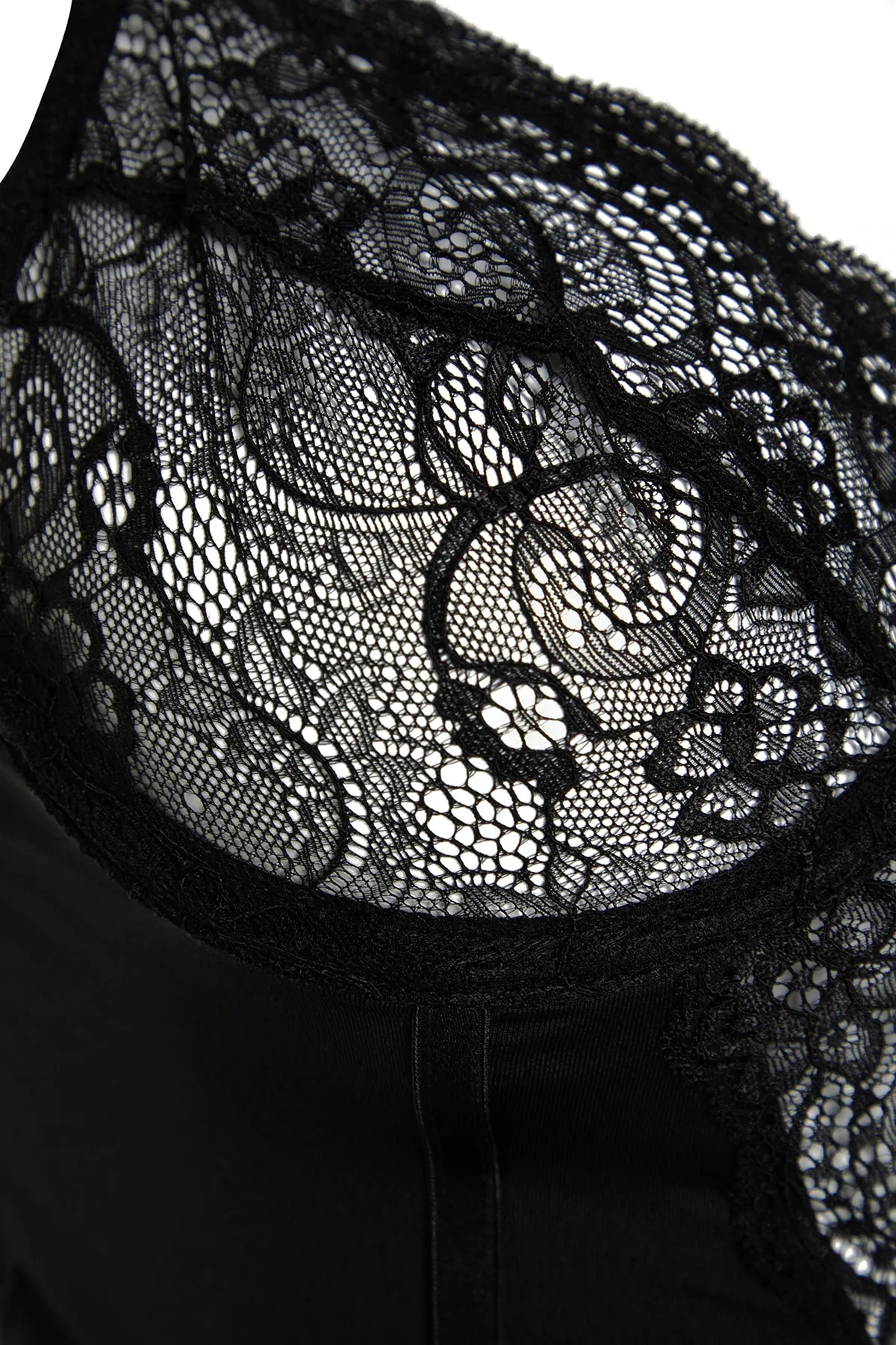 Trendyol Curve  Detaillierte Bustier-Höschen-Unterwäsche-Sets mit schwarzer Spitze TBBSS23DG00000