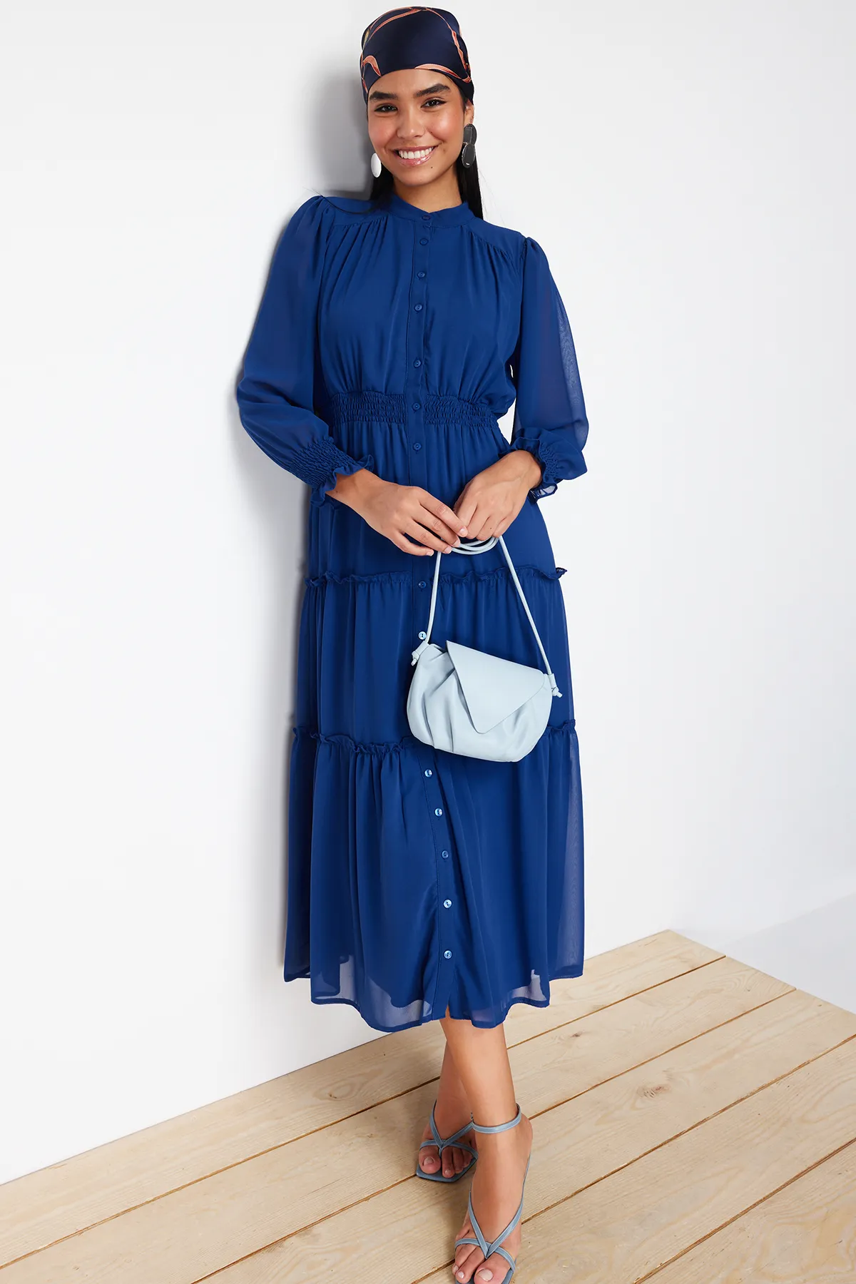 Trendyol Modest  Gefüttertes, gewebtes Chiffon-Hemdkleid mit Indigo-Ärmeln und Gipe-Detail an der Taille TCTSS24EB00046