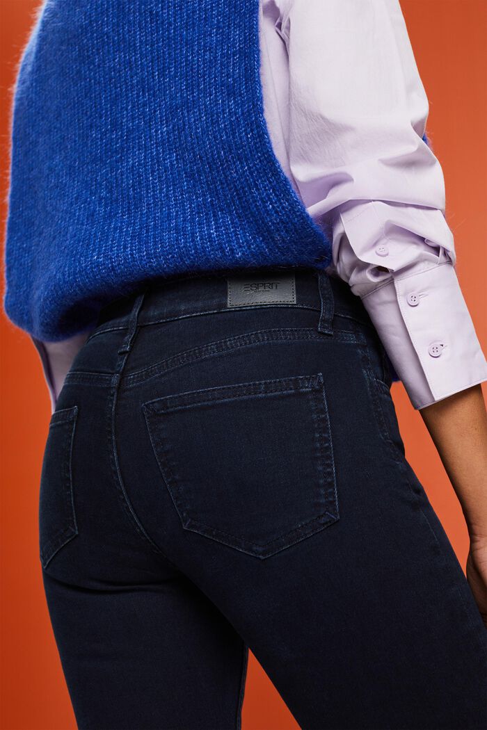 Schmal geschnittene Jeans mit mittlerer Bundhöhe