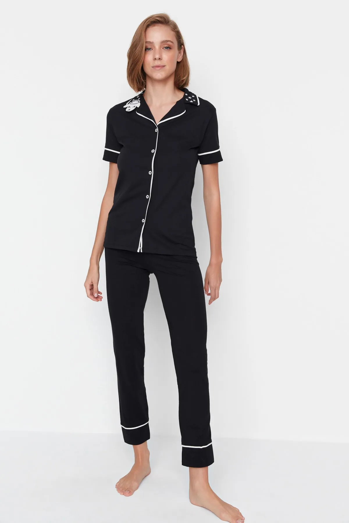 Trendyol Collection  Schwarzes Slim-Fit-Hemd-Hose-Strick-Pyjama-Set mit Lammkragen und Baumwollkragen THMAW22PT0704