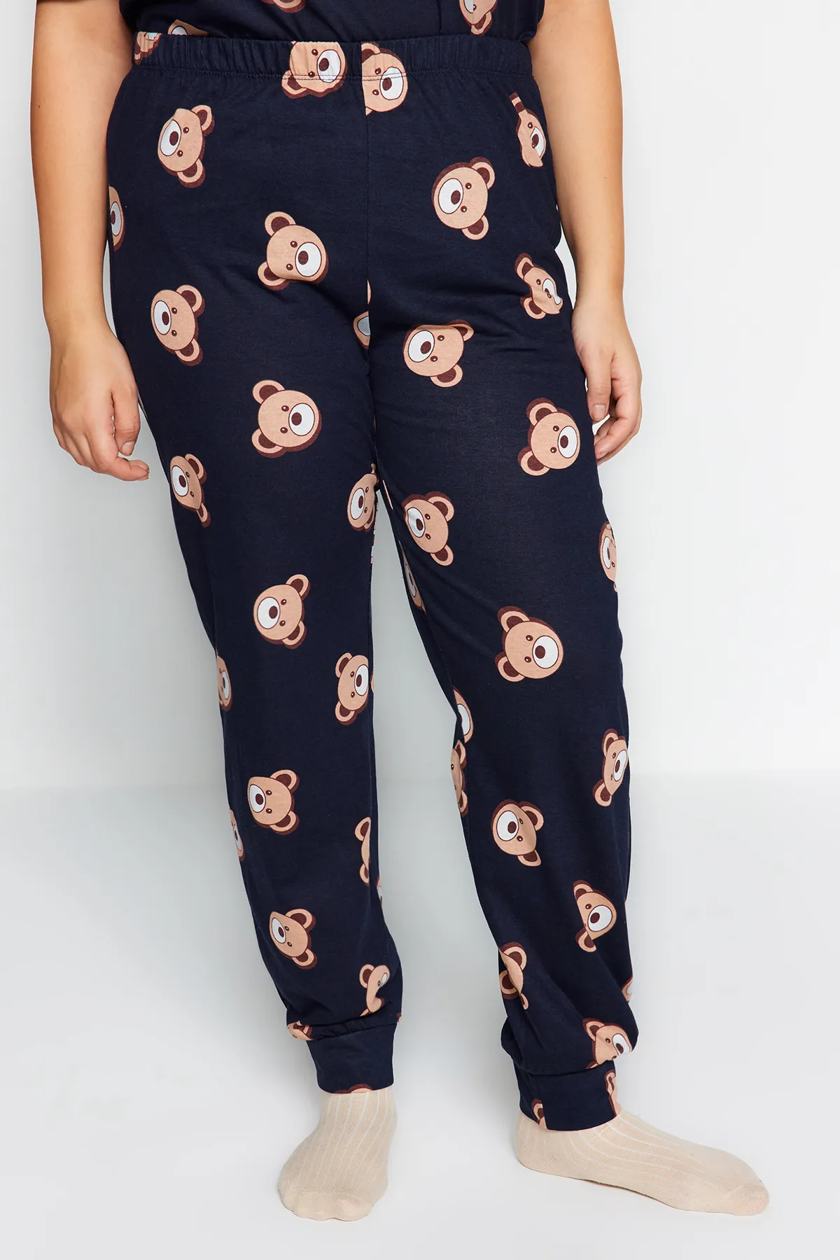 Trendyol Curve  Marineblaues Pyjama-Set aus Strick mit Teddybär-Muster TBBAW23AI00039