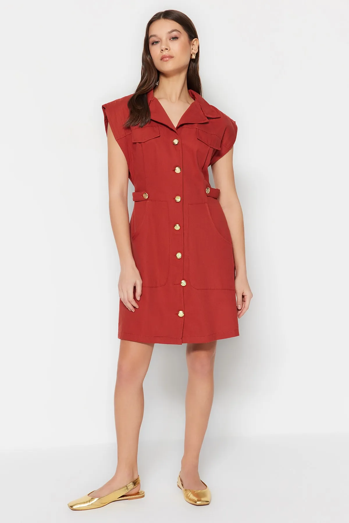 Trendyol Collection  Mini-Hemdkleid aus Webstoff mit Zimtknöpfen und Details TWOSS22EL2970