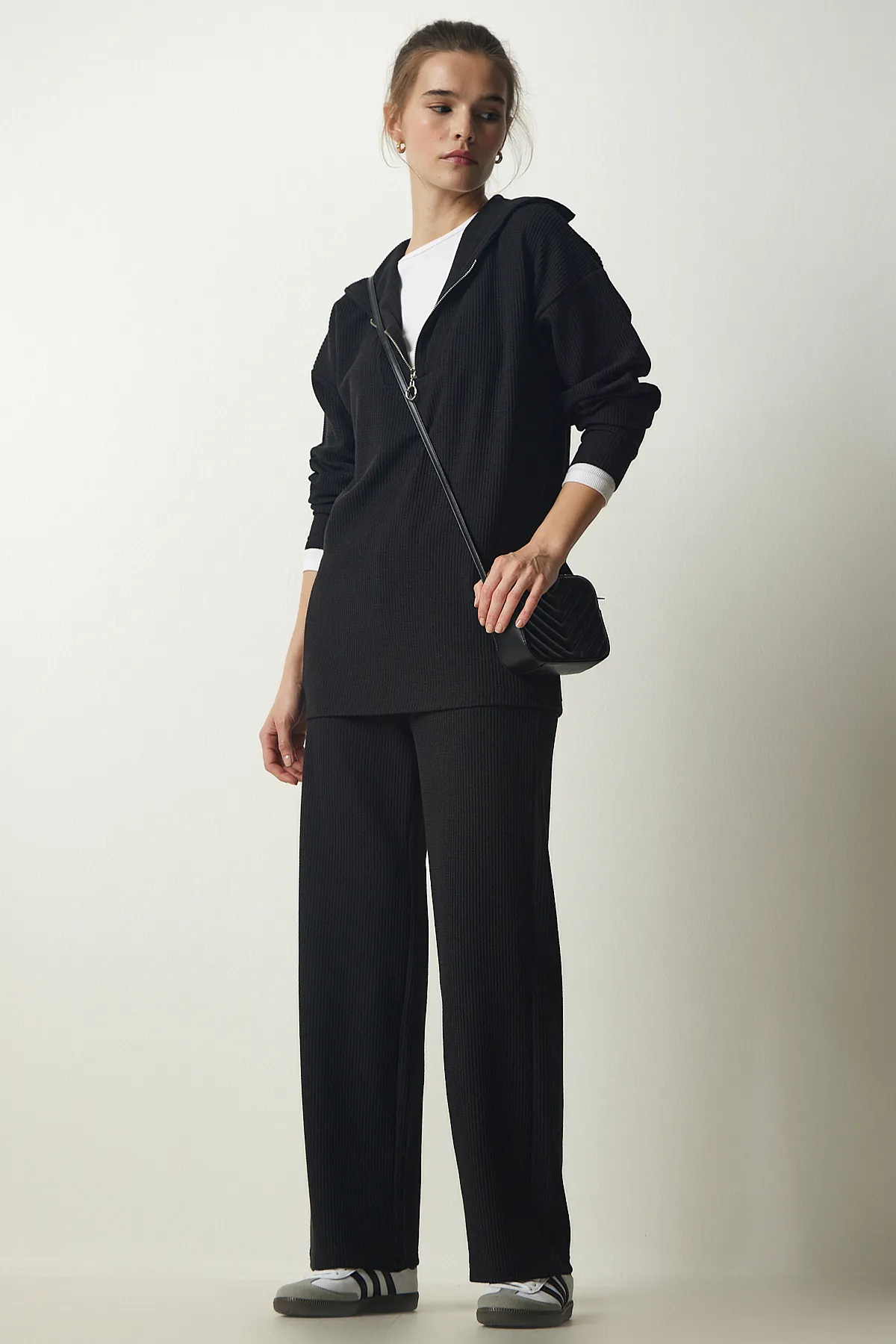 Happiness İstanbul  Schwarzes Strick-Bluse-Hosen-Set für Damen EW00004