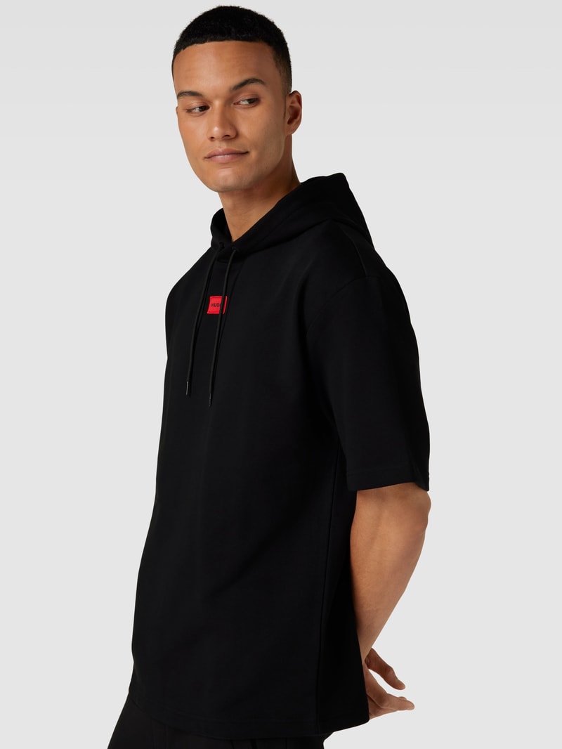 T-Shirt in unifarbenem Design mit Label-Stitching in schwarz