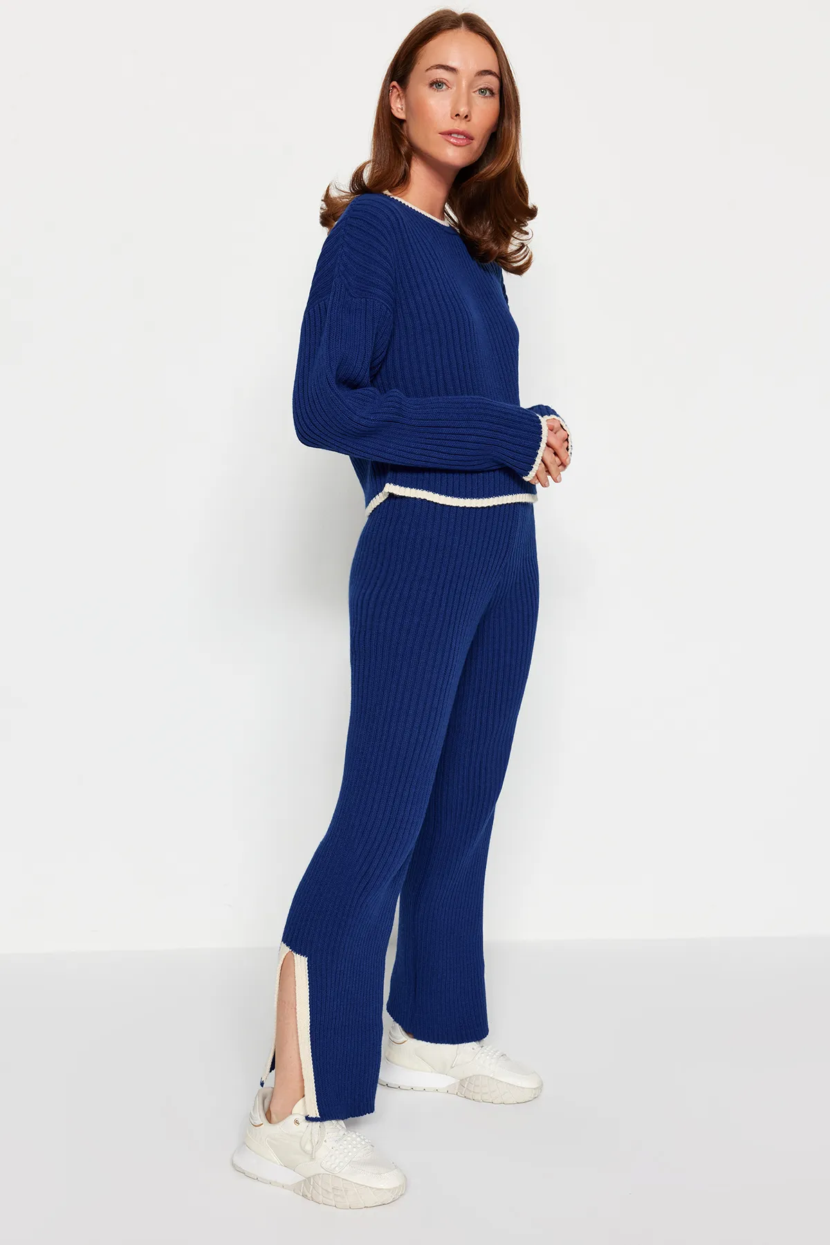 Trendyol Collection  Marineblaues Strickoberteil und -unterteil-Set mit Farbblockdesign TWOAW24AU00021
