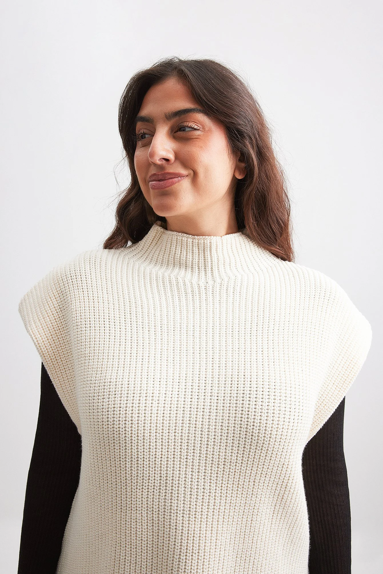 Strickweste mit Schulterpolster