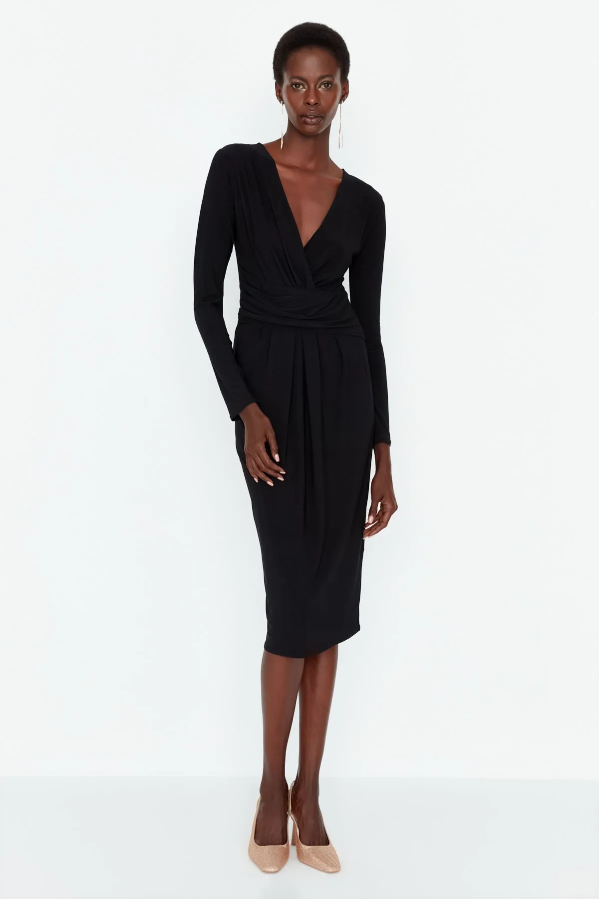 Trendyol Collection  Schwarzes, detailliertes, elegantes Abendkleid TPRAW23EL00183