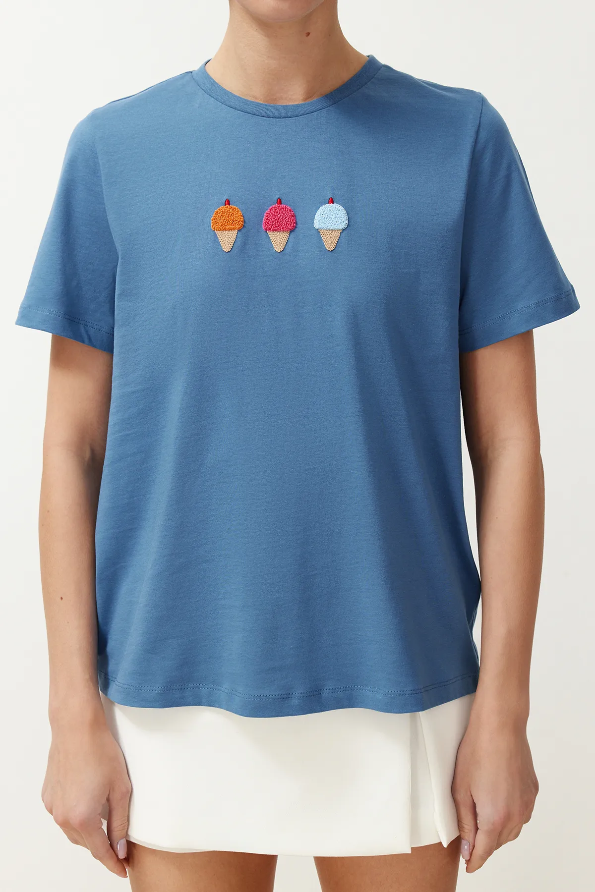 Trendyol Collection  Indigofarbenes Strick-T-Shirt aus 100 % Baumwolle mit normaler Passform und Rundhalsausschnitt, bestickt, TWOSS24TS00207