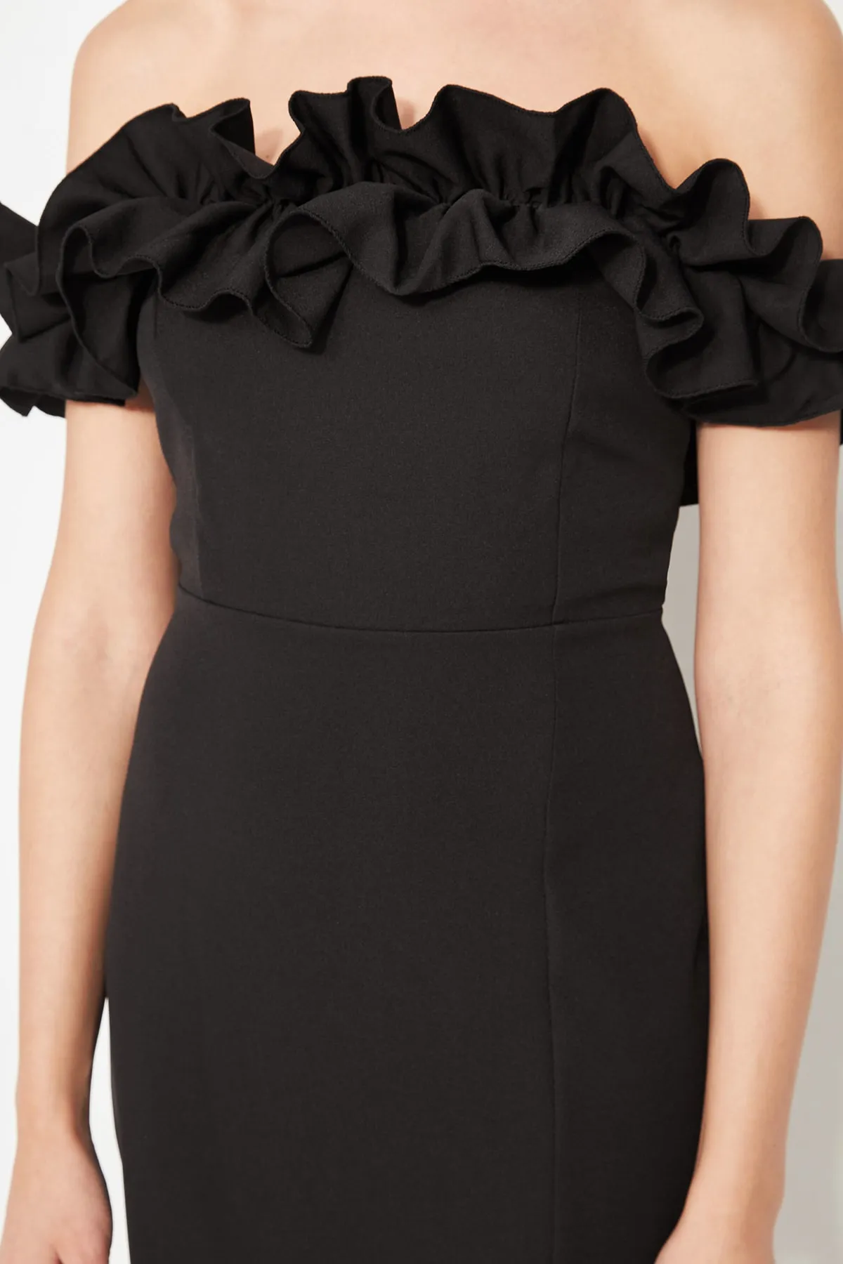Trendyol Collection  Schwarzes, tailliertes, gewebtes Abendkleid TPRSS21EL1515