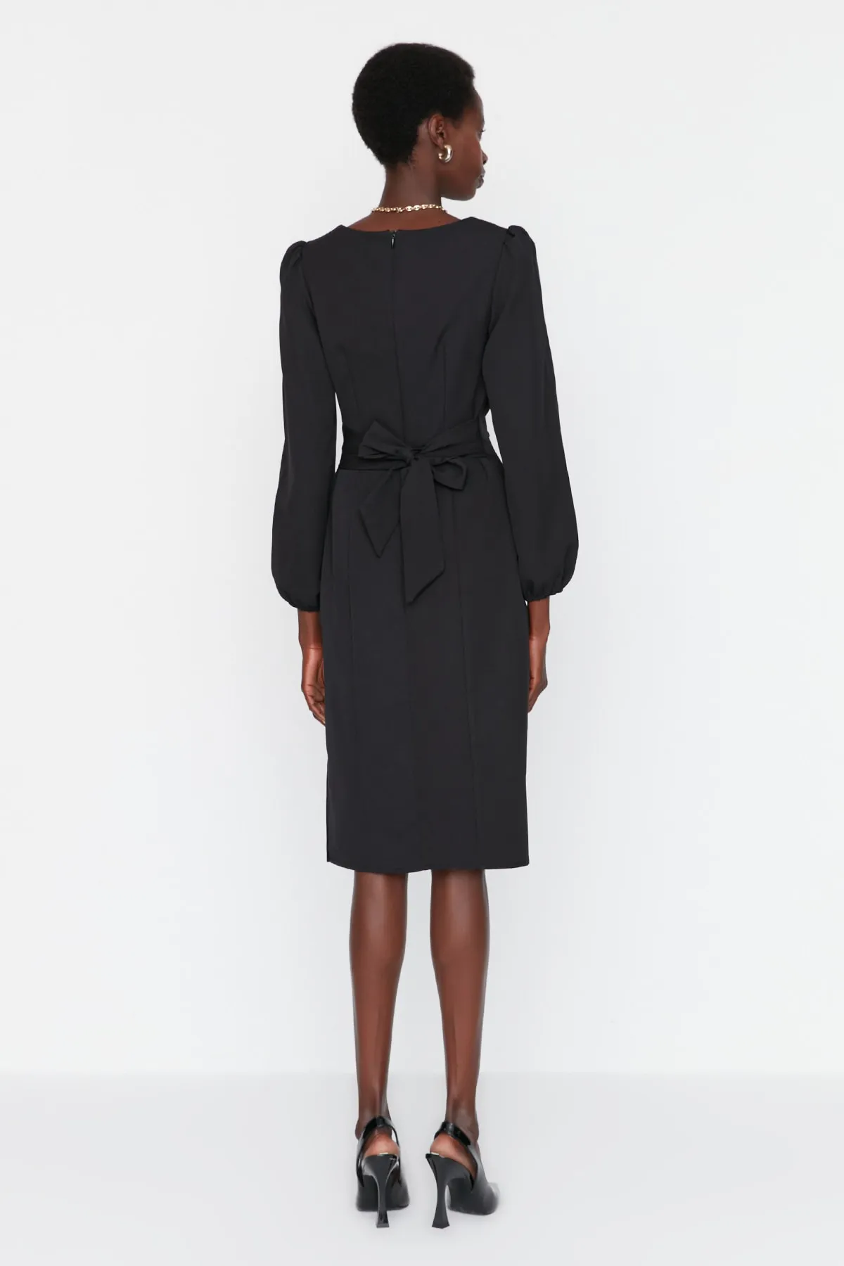 Trendyol Collection  Schwarzes, detailliertes Webkleid mit Krawatte TWOAW23EL00895