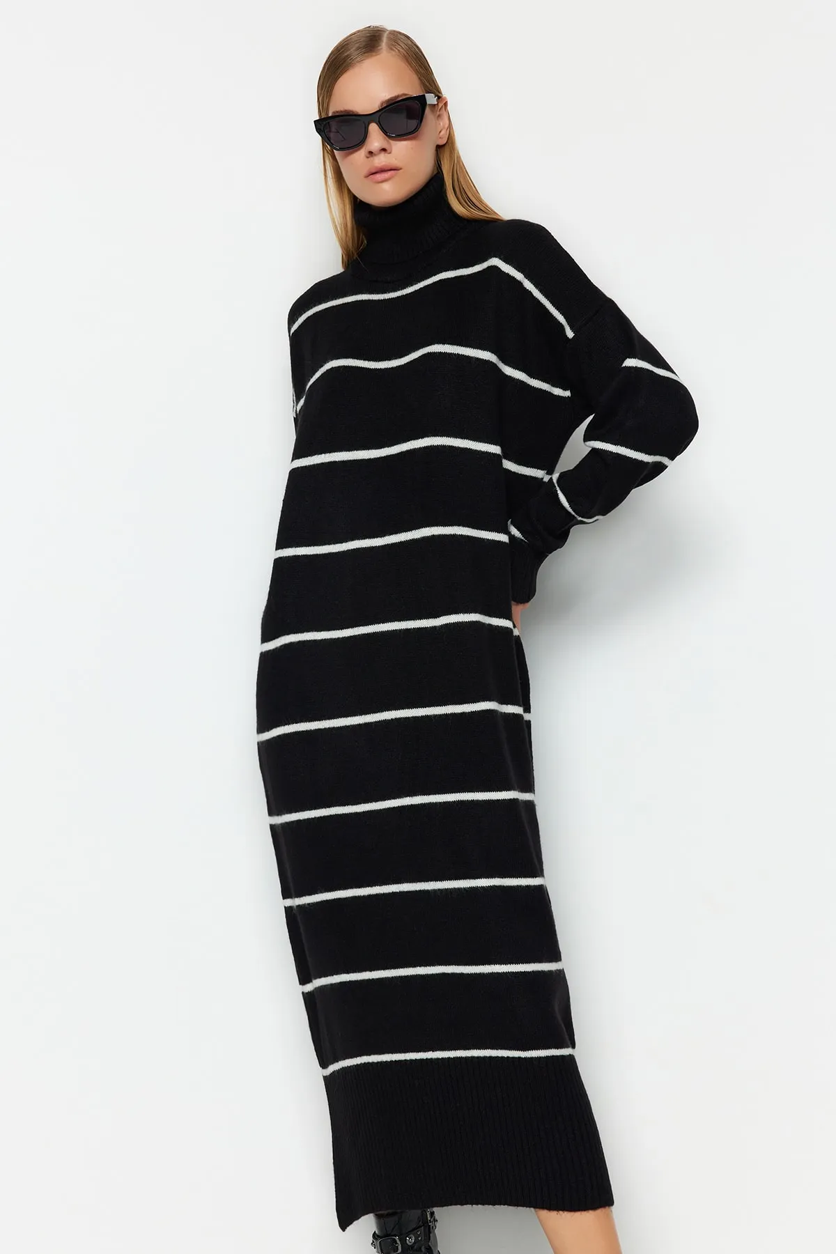 Trendyol Collection  Schwarzes, weit geschnittenes Maxi-Rollkragenkleid aus Strick TWOAW24EL00056