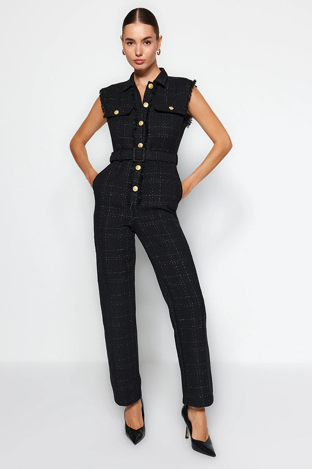 Trendyol Collection  Schwarzer, gewebter Tweed-Jumpsuit mit Hemdkragen und Knopfdetail und Gürtel TWOAW24TU00013