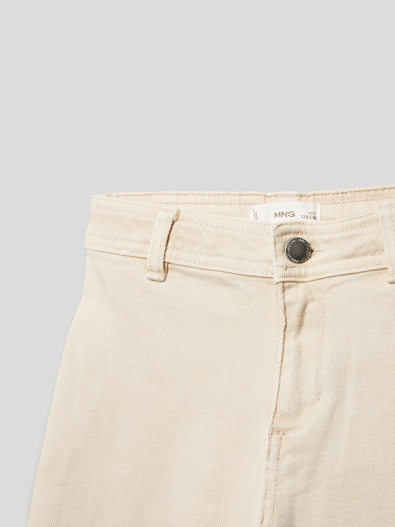 Jeans mit Gesäßtaschen in sand