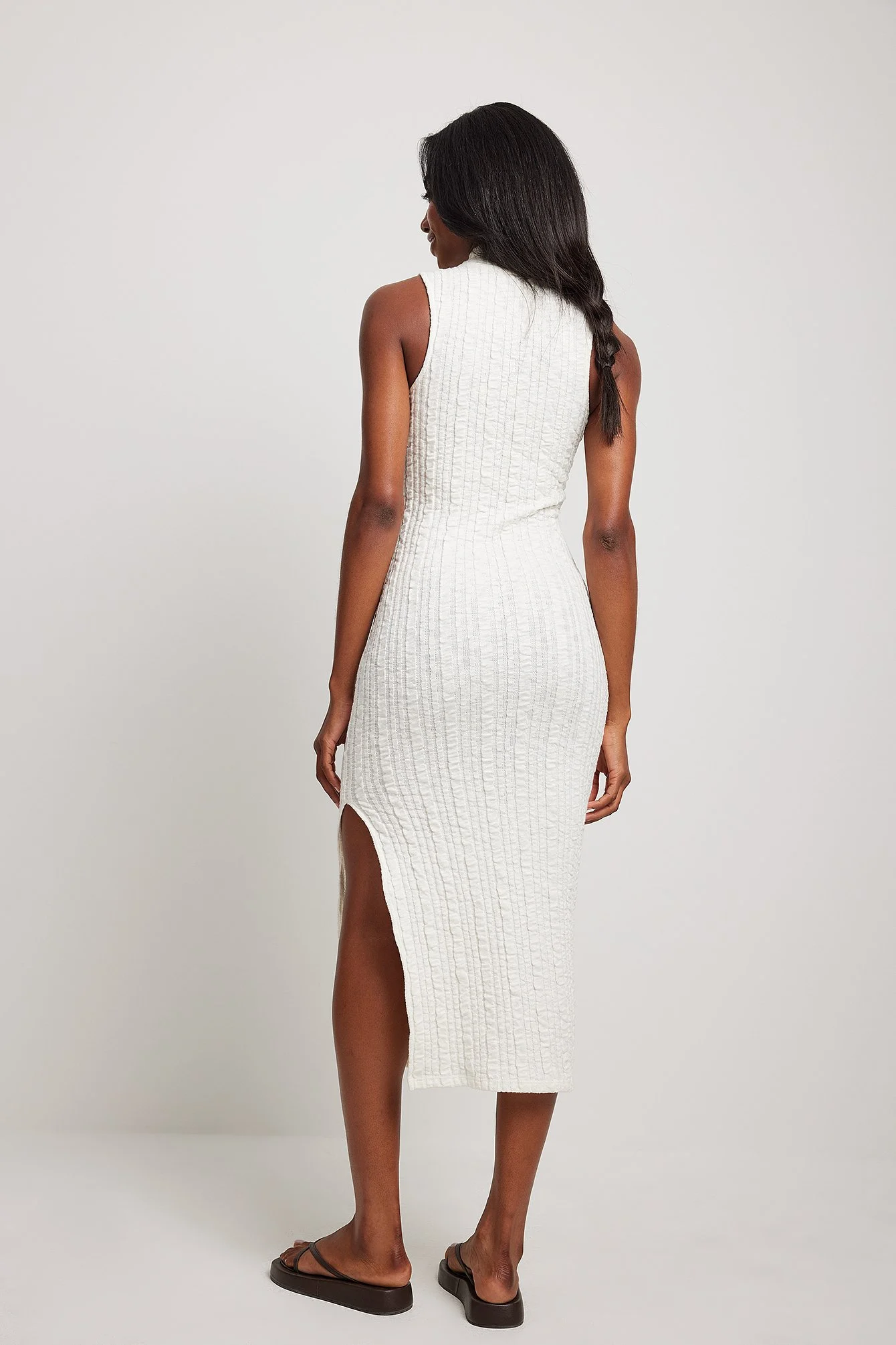Strukturiertes Midikleid mit Schlitzdetail