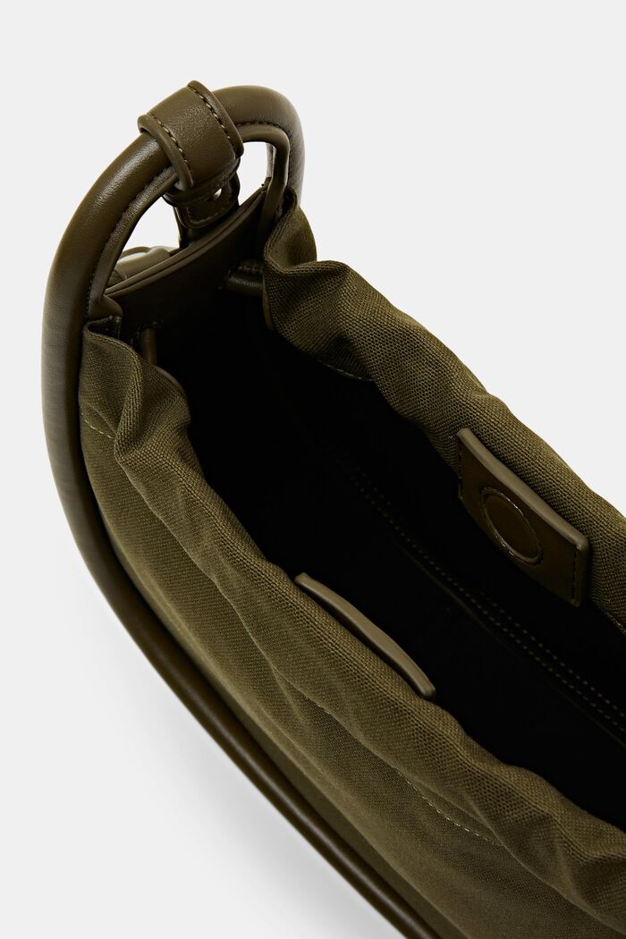 Schultertasche mit Details aus veganem Leder