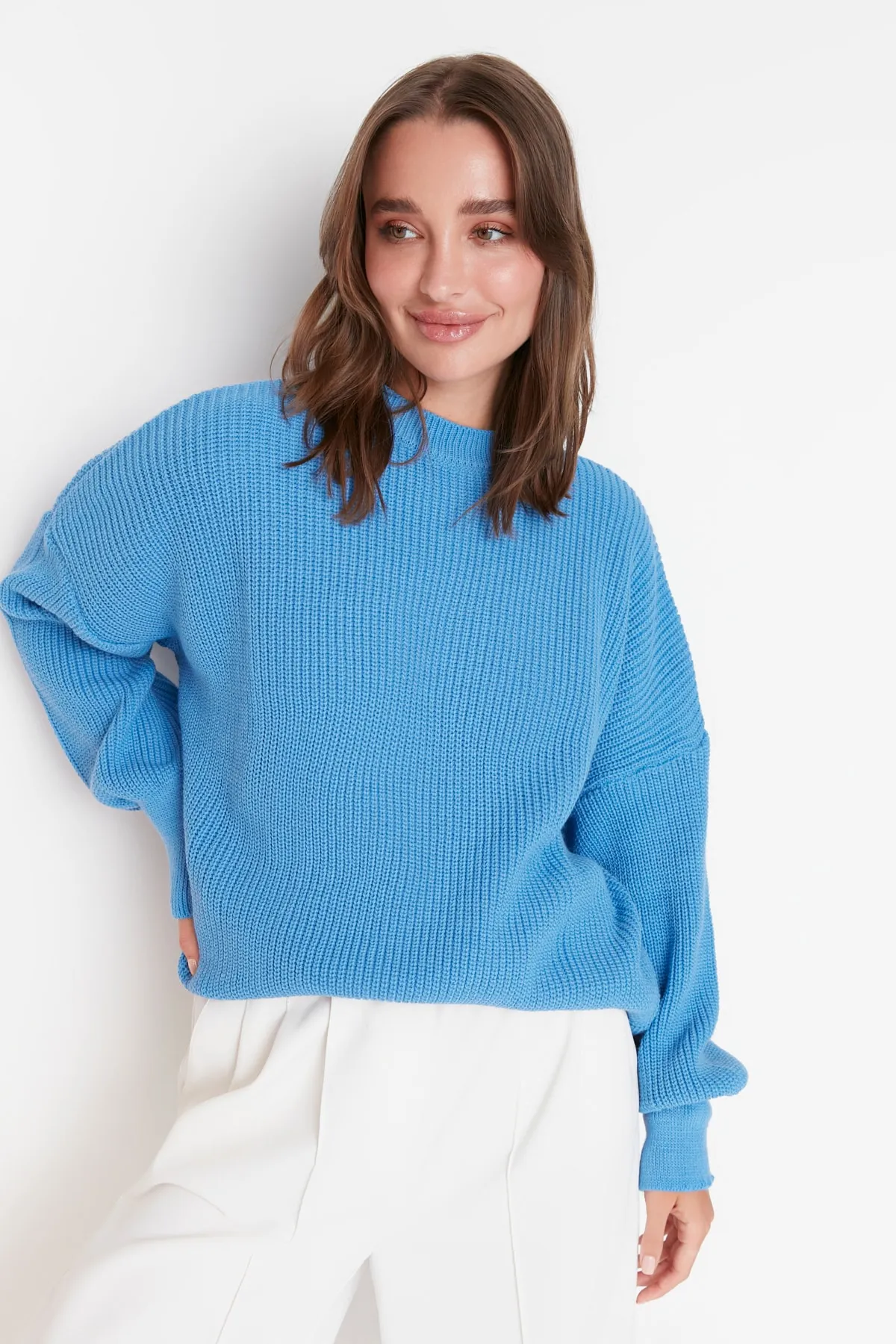 Trendyol Collection  Blauer Strickpullover mit Rundhalsausschnitt und weiter Passform TWOAW23KZ01448