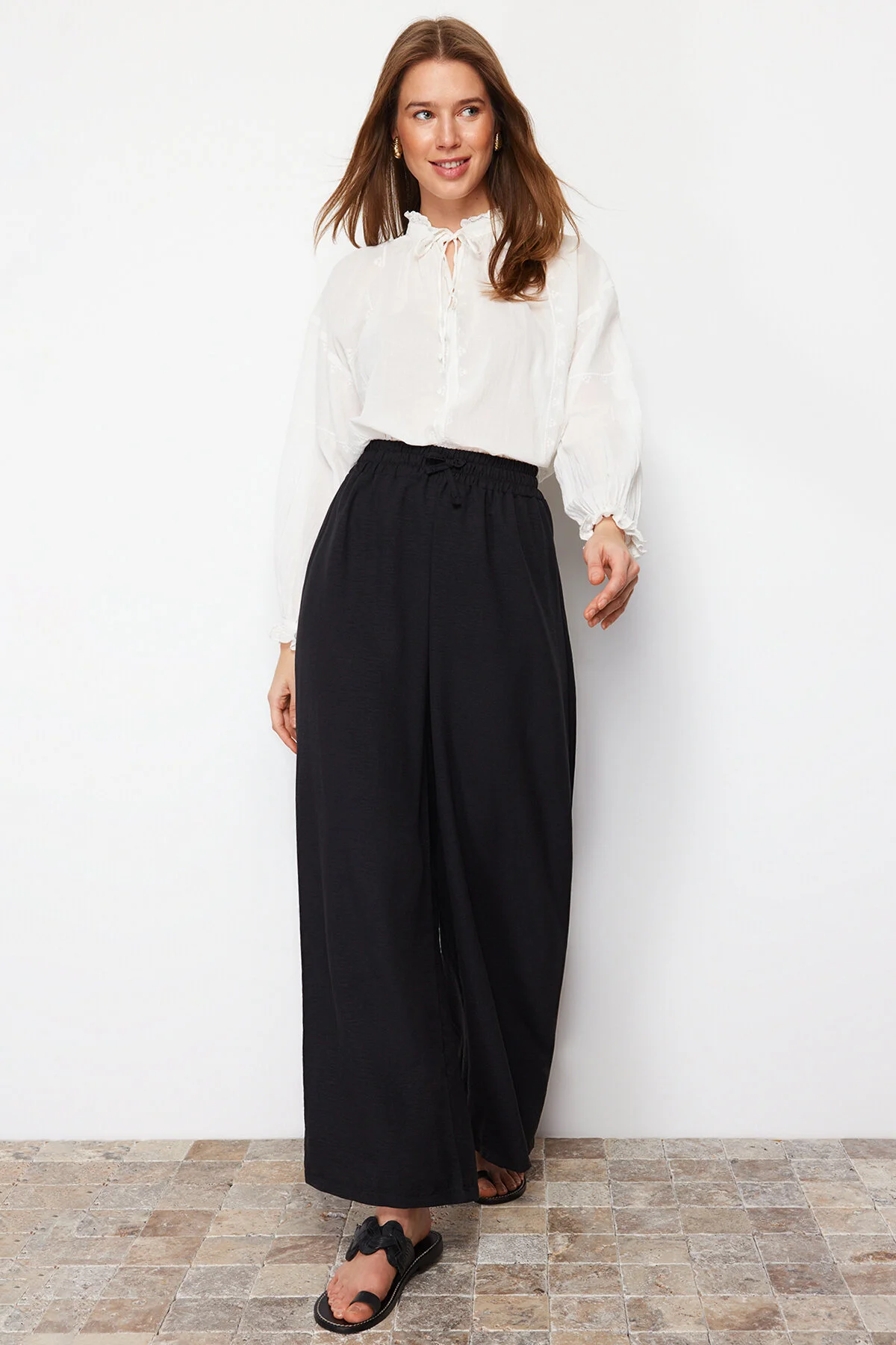 Trendyol Modest  Schwarze Webhose mit weitem Bein TCTSS22PL0240