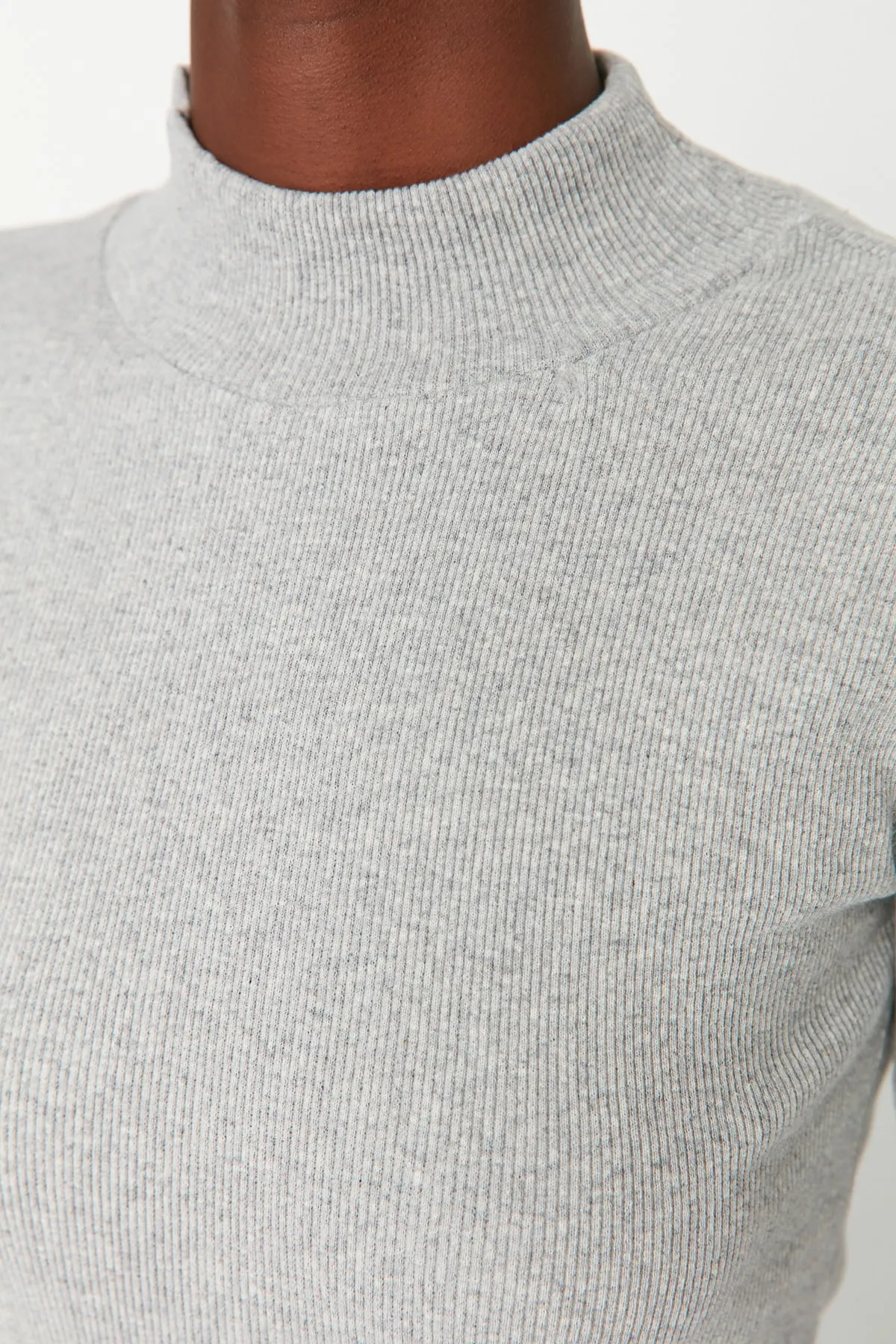 Trendyol Collection  Graue, taillierte, langärmlige, gerippte, dehnbare Strickbluse mit hohem Kragen TWOAW21BZ0423