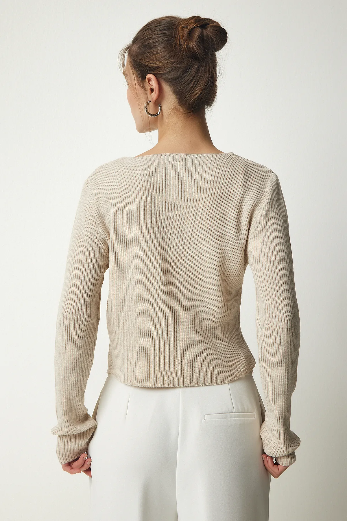 Happiness İstanbul  Cremefarbenes Crop-Cardigan-Set aus Rippstrick für Damen MT00143