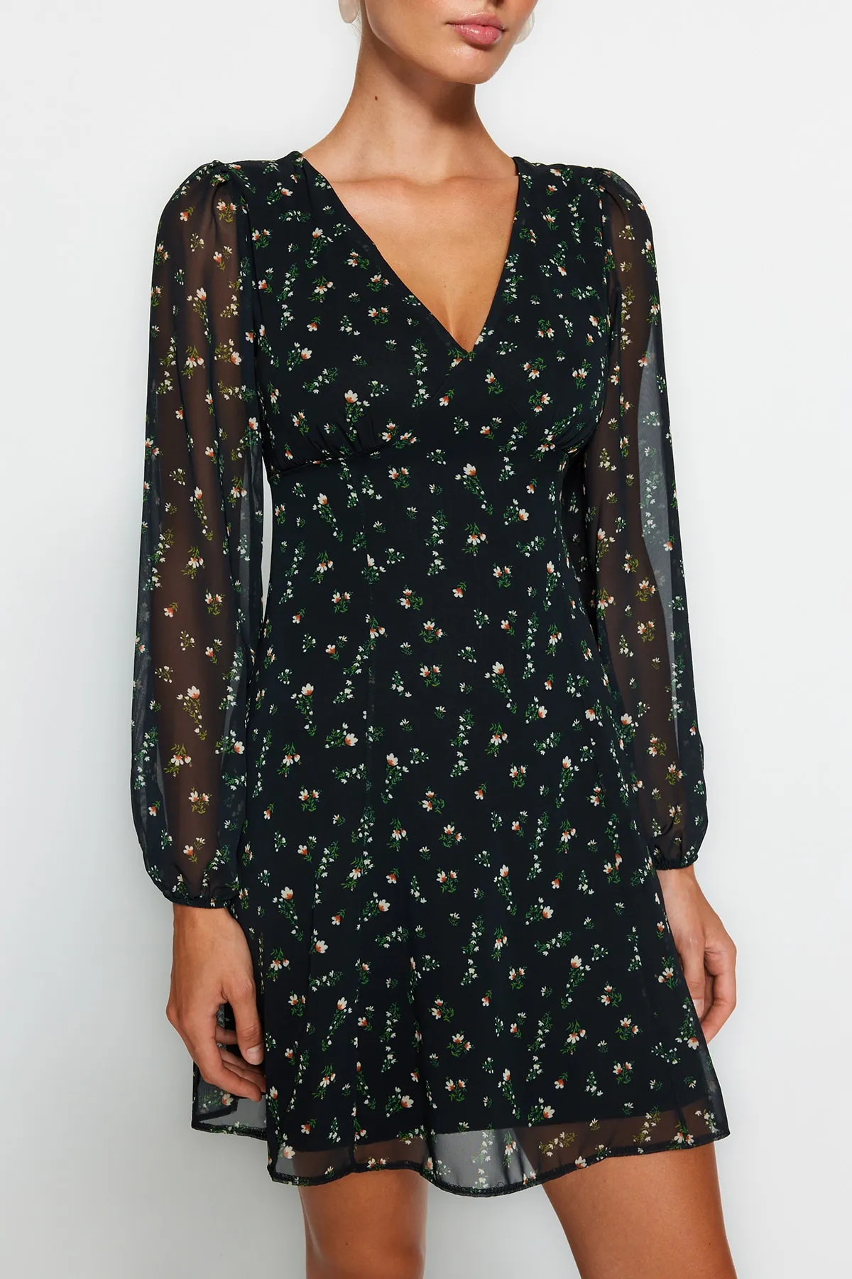Trendyol Collection  Schwarzes, mit Blumenmuster bedrucktes Mini-Kleid aus Chiffon mit Futter und V-Ausschnitt TWOAW24EL00320