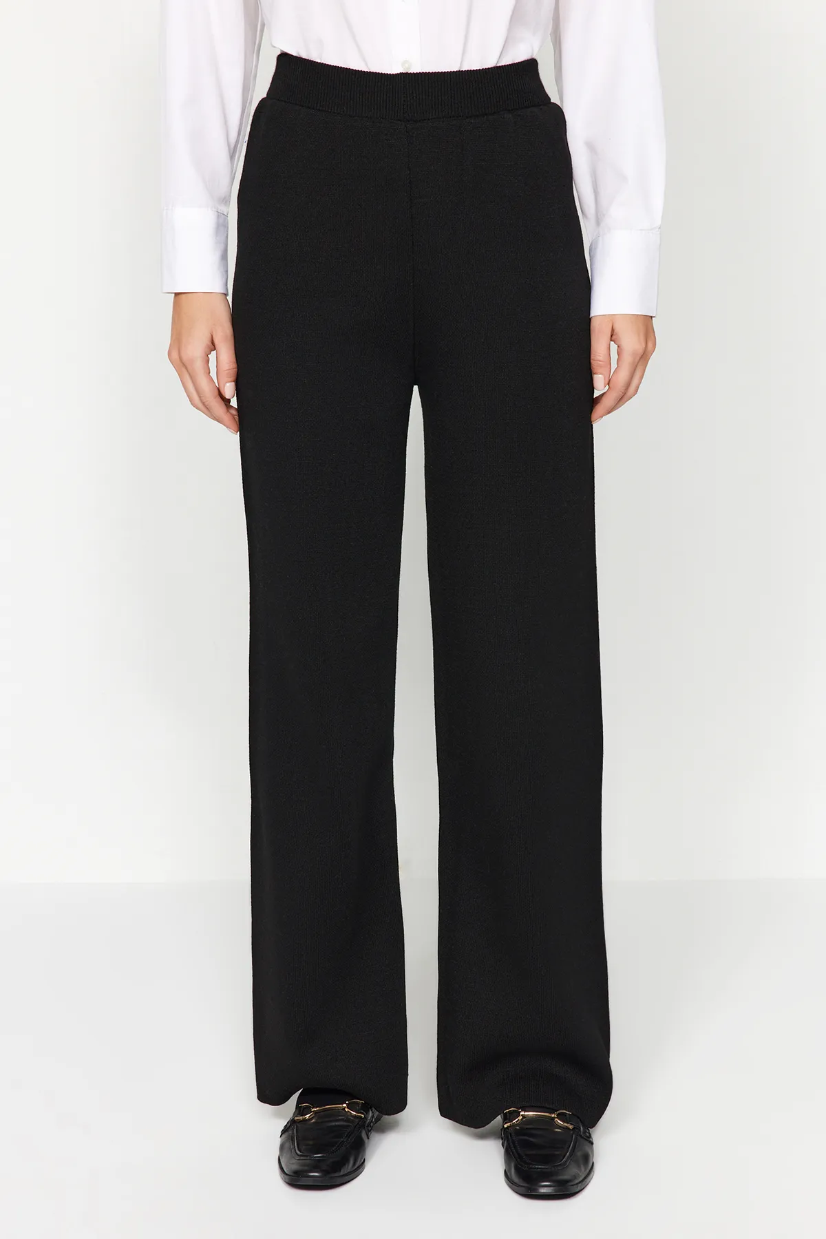 Trendyol Modest  Schwarzes Strickoberteil- und -unterteil-Set mit geknöpfter Strickjacke und Hose TCTAW24US00048